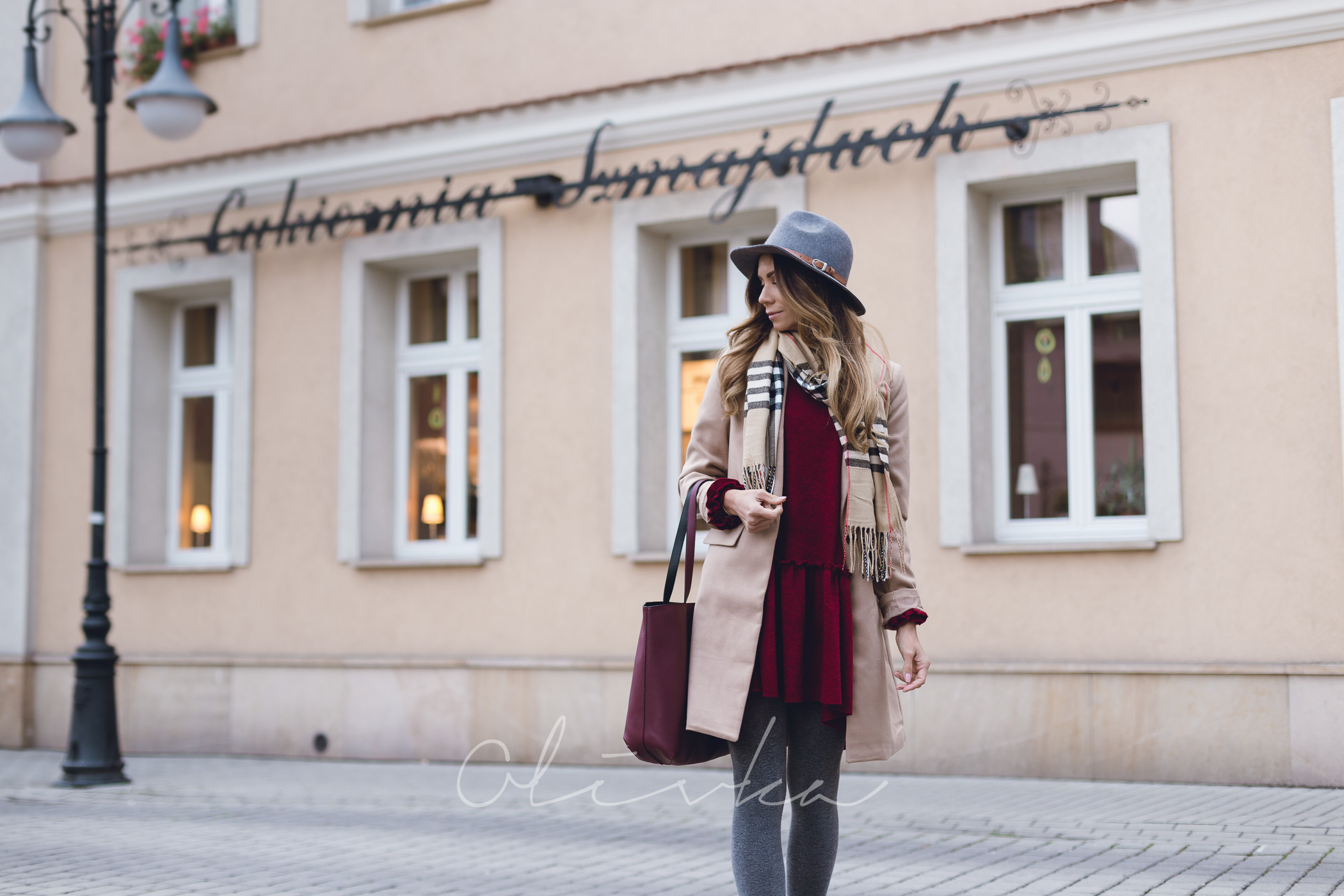 Płaszcz camel, płaszcz pull&bear, rajstopy calzedonia, sukienka jesienna