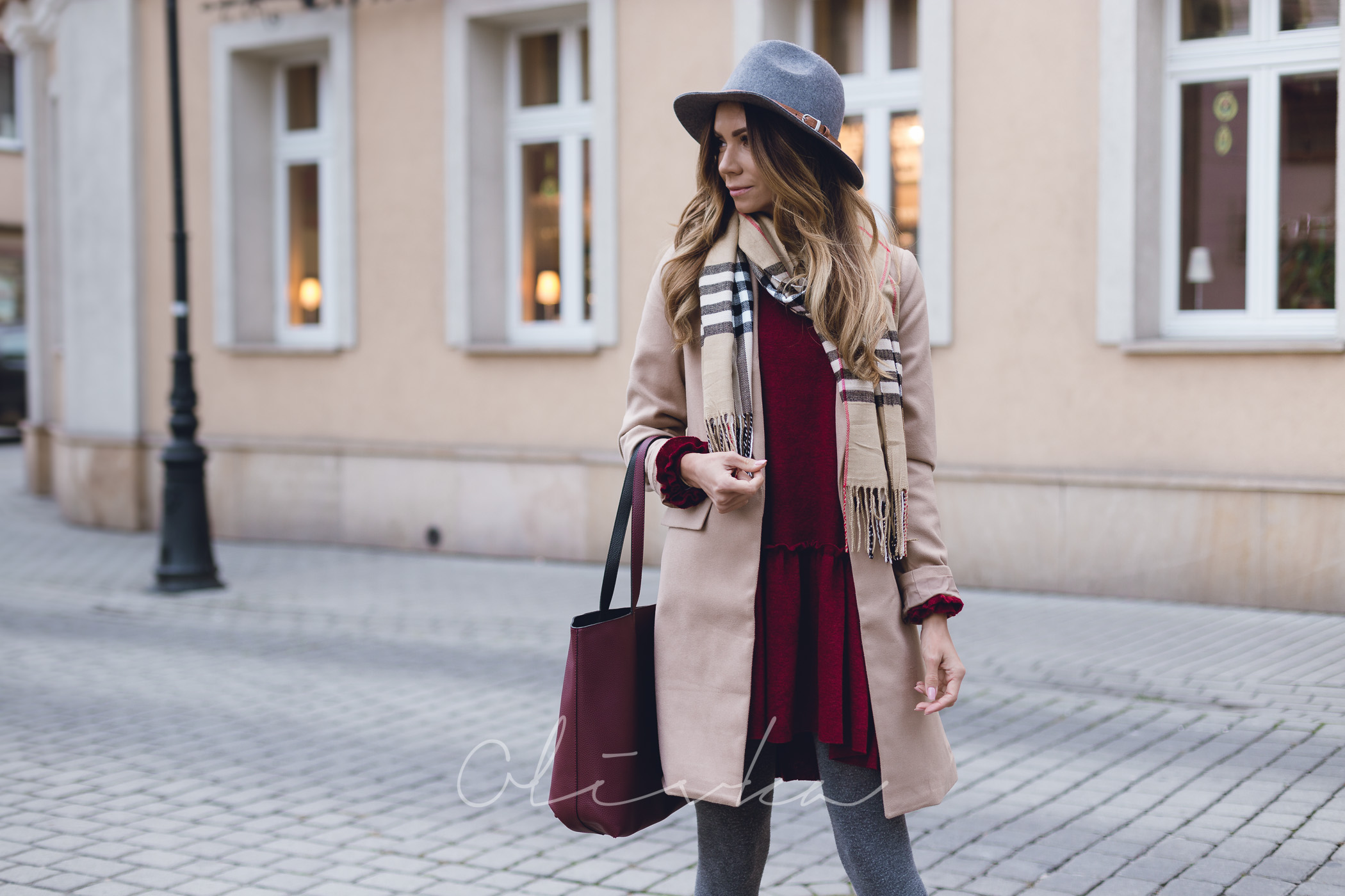 Płaszcz camel, płaszcz pull&bear, rajstopy calzedonia, sukienka jesienna