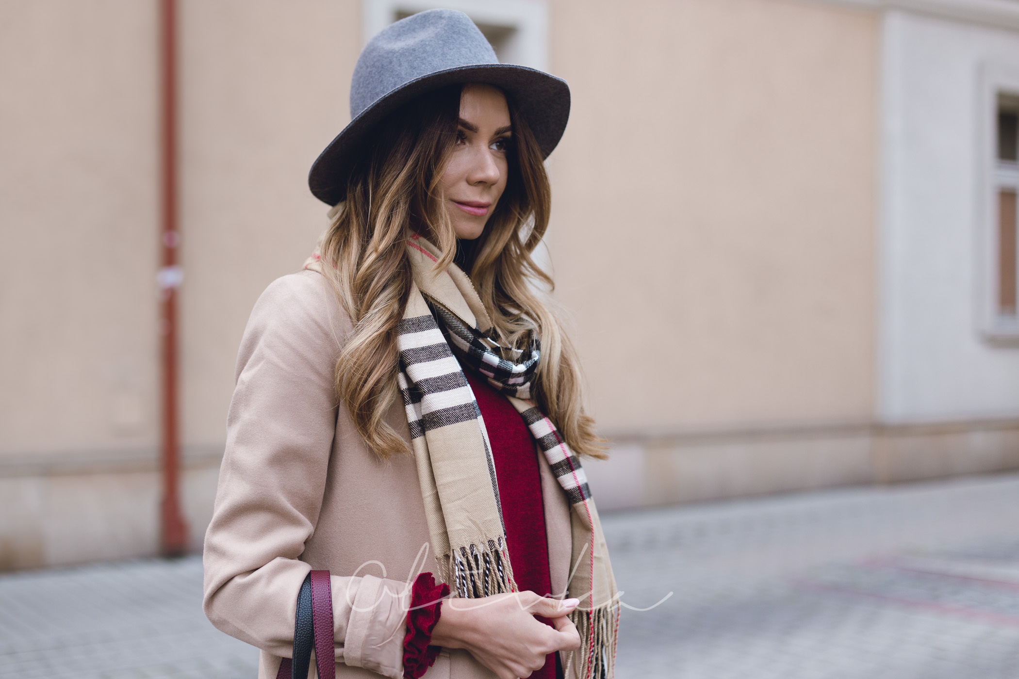 Płaszcz camel, płaszcz pull&bear, rajstopy calzedonia, sukienka jesienna