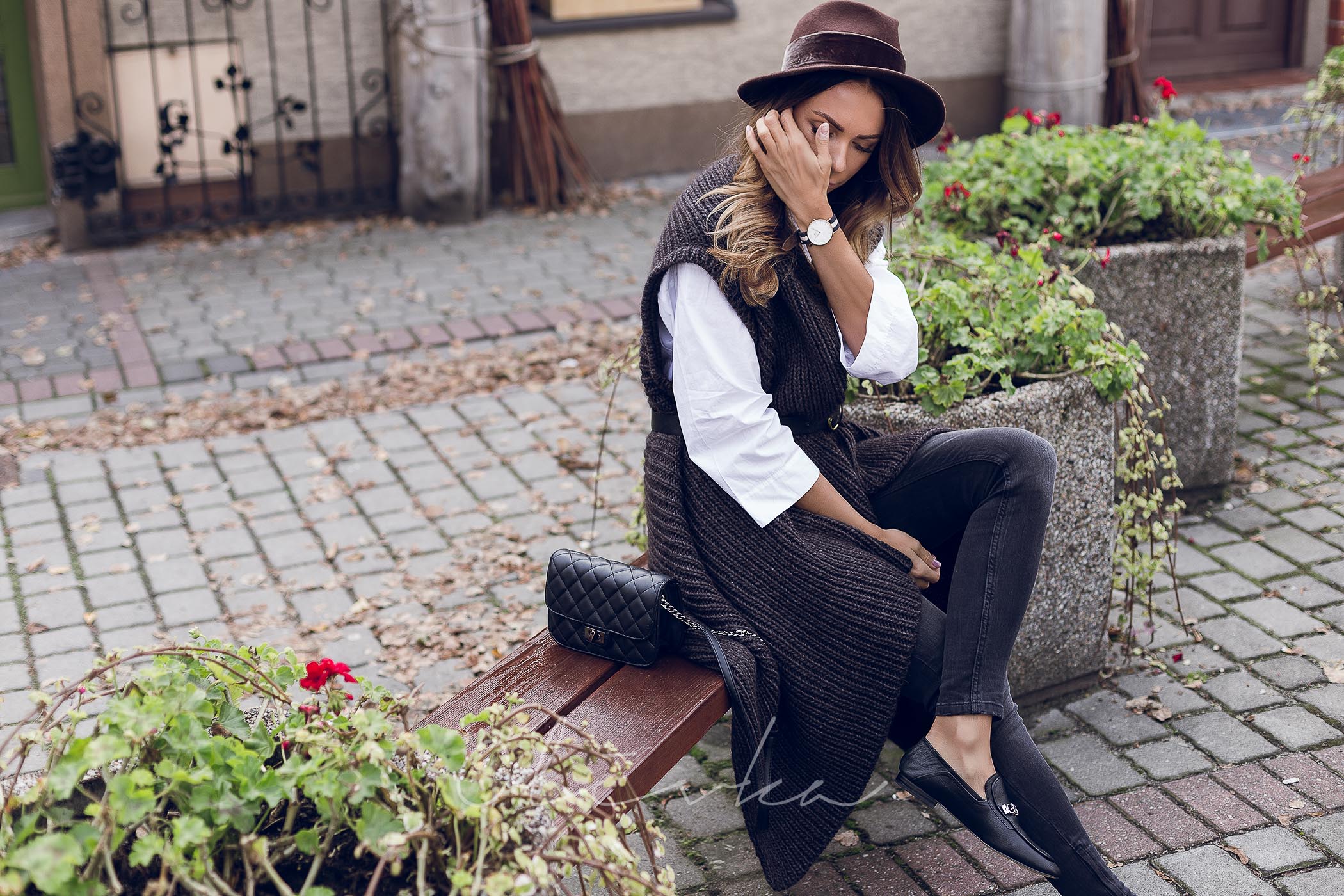 kamizelka piu perte, spodnie mohito, mokasyny zara, kapelusz hathat, hat hat