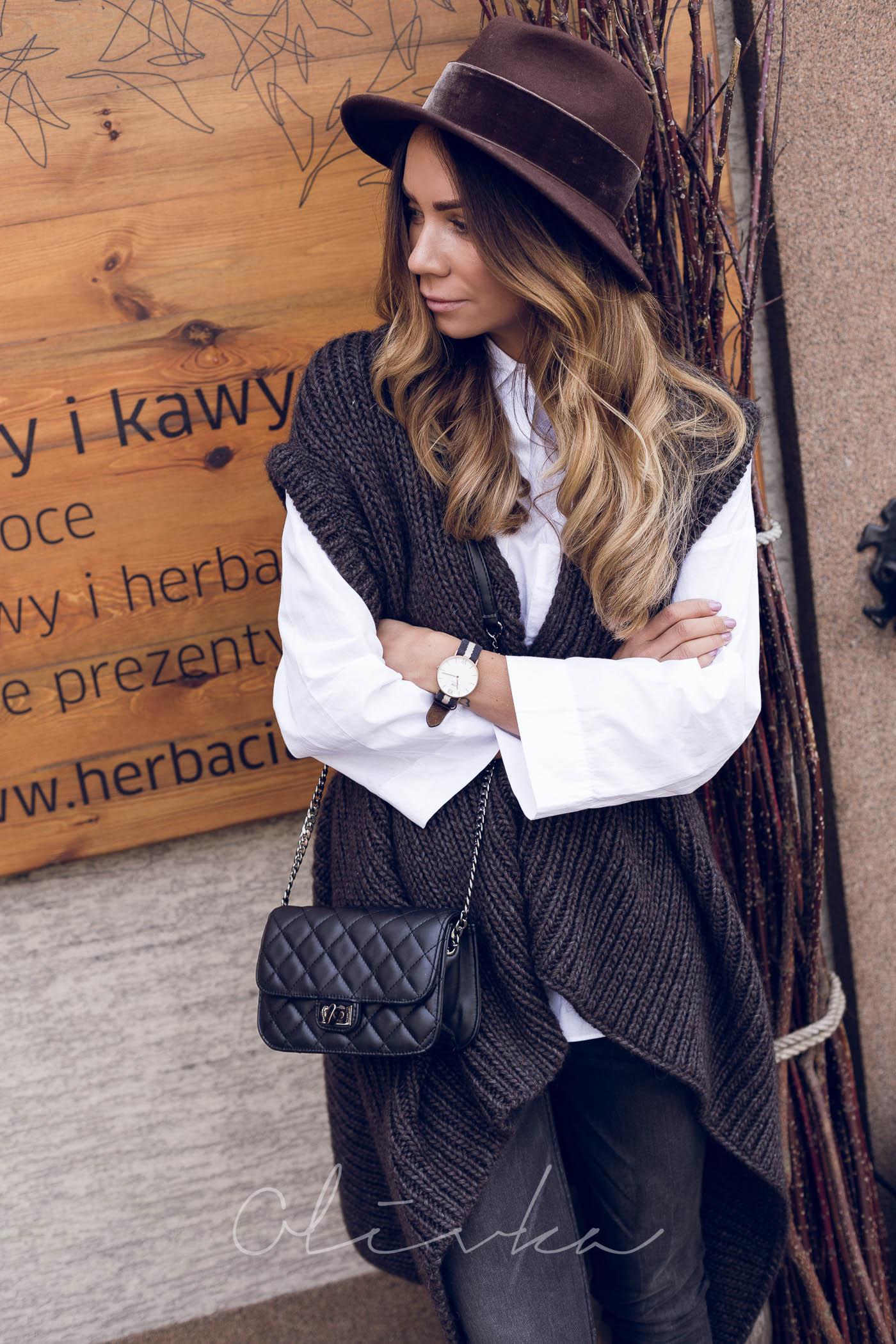 kamizelka piu perte, spodnie mohito, mokasyny zara, kapelusz hathat, hat hat