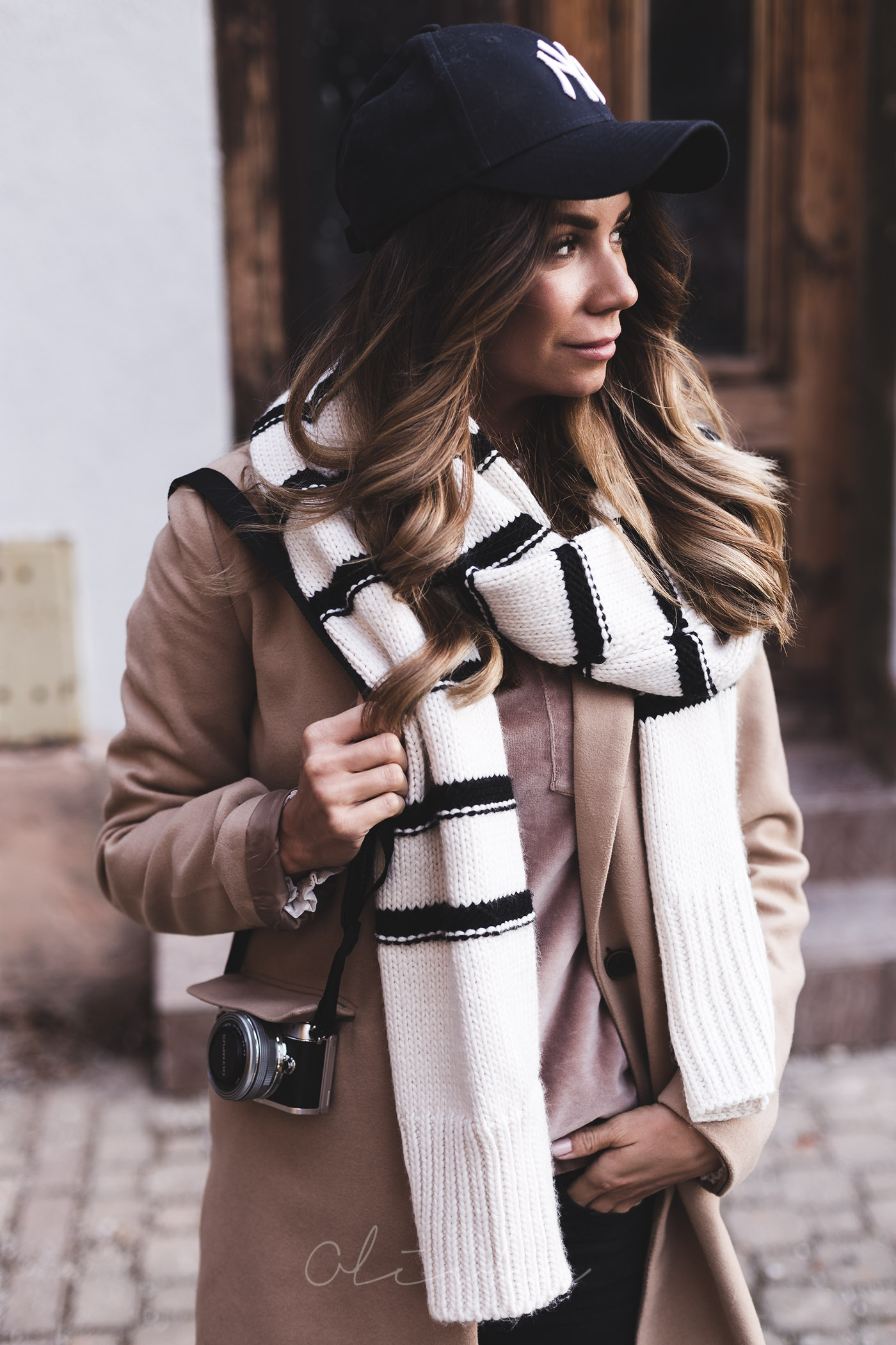 szalik zara, bluza ronka, płaszcz camel, płaszcz pull&bear