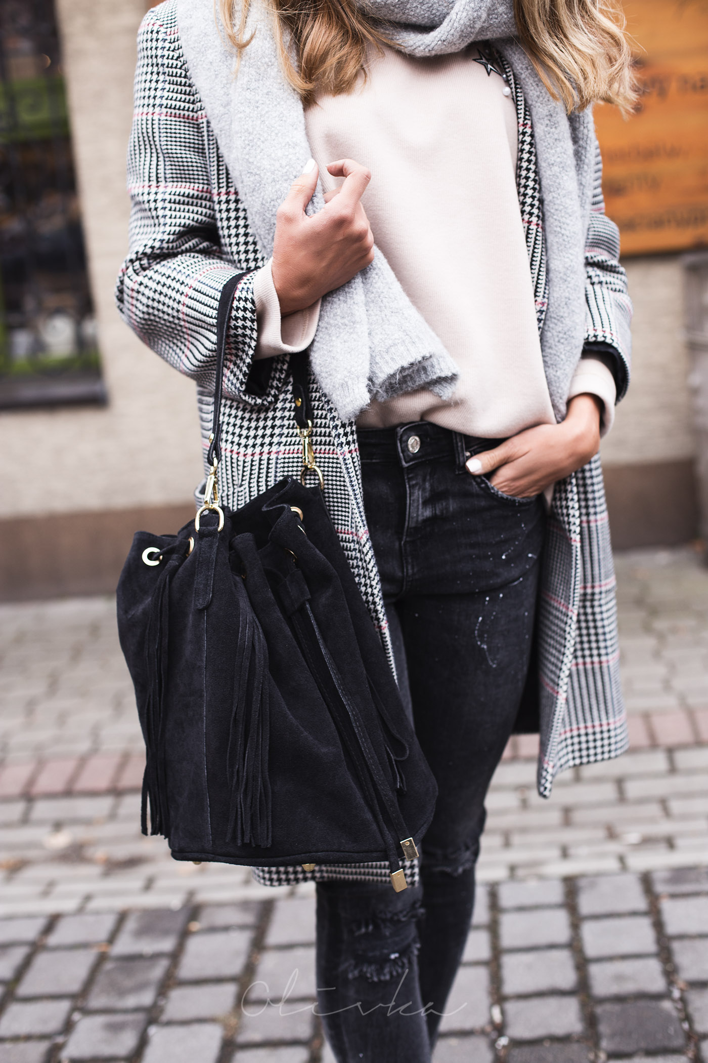 Płaszcz zara, torba worek skóra, dżinsy nakrapiane zara, płaszczyk zara