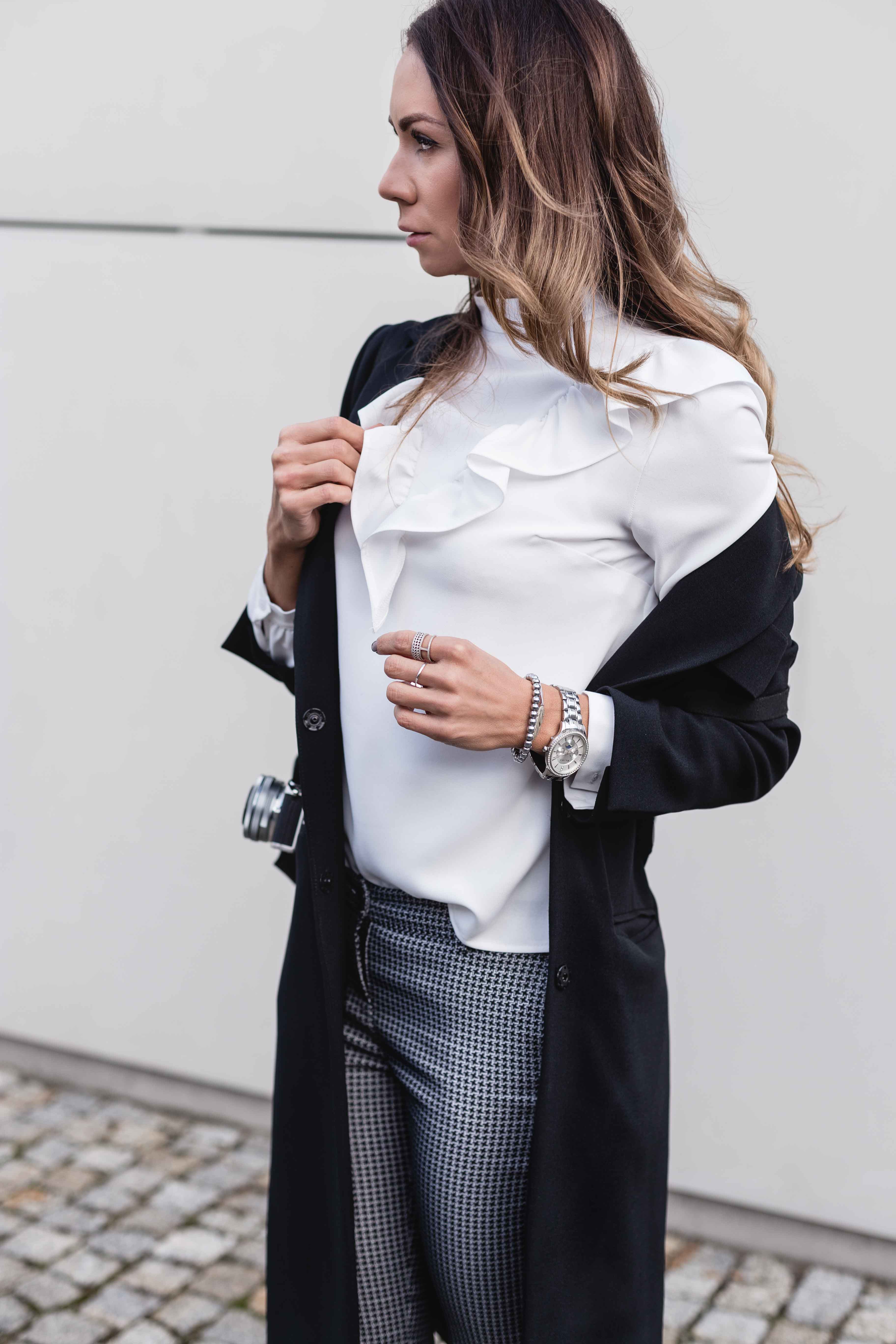 morandi bluzka, morandi, spodnie w pepitkę, modna mama, najmodniejsze blogowe stylizacje, porte privè płaszcz