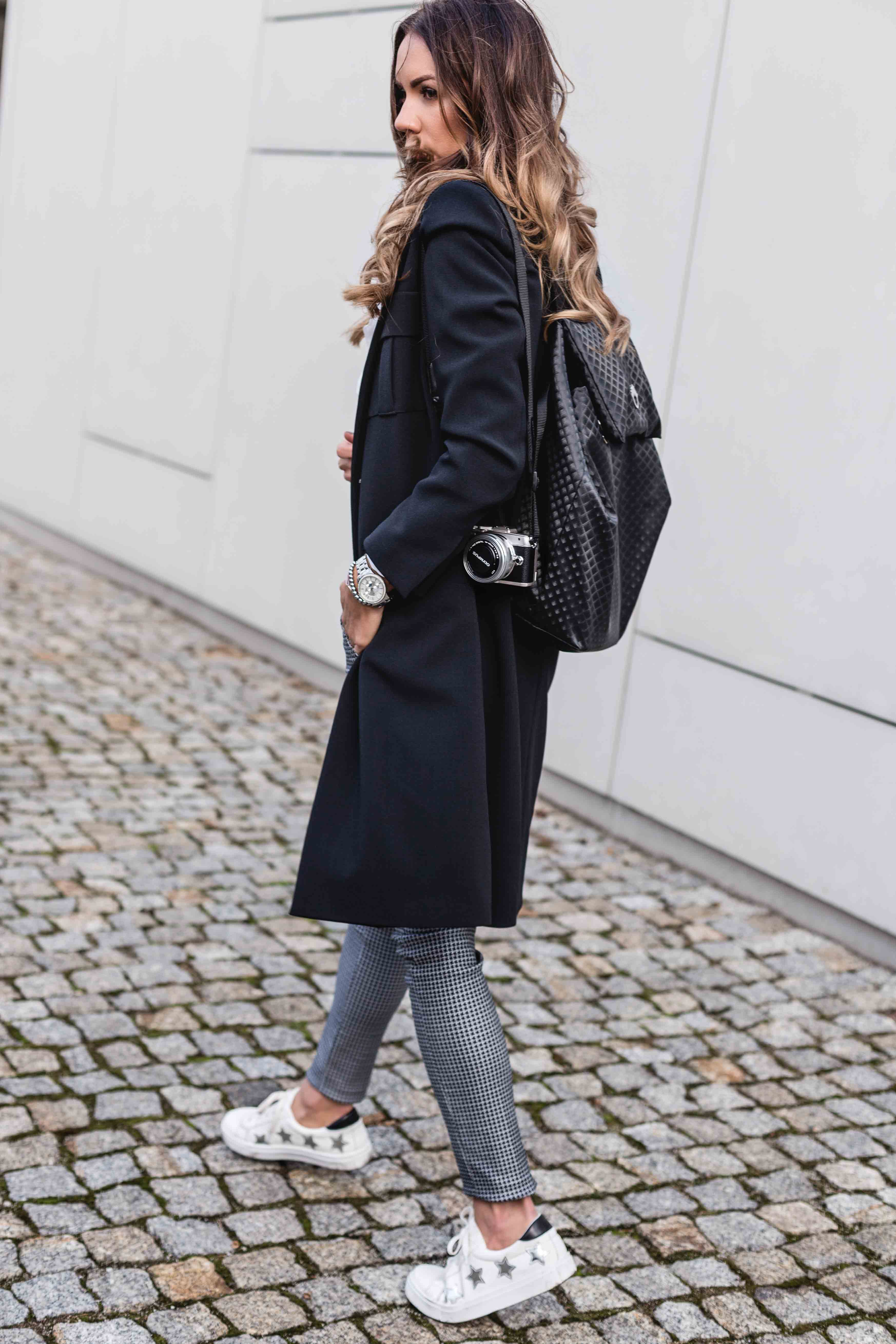 morandi bluzka, morandi, spodnie w pepitkę, modna mama, najmodniejsze blogowe stylizacje, porte privè płaszcz