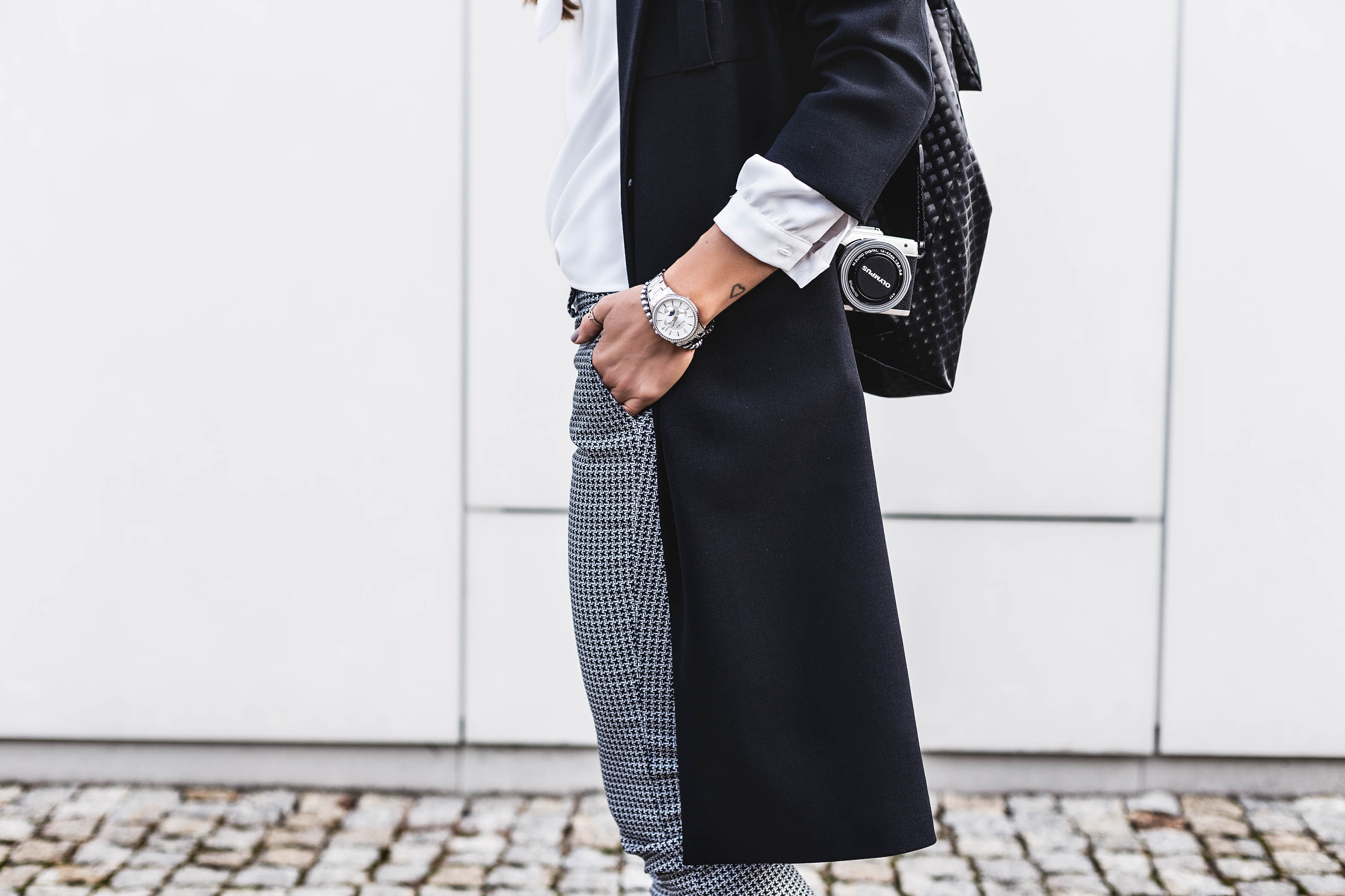 morandi bluzka, morandi, spodnie w pepitkę, modna mama, najmodniejsze blogowe stylizacje, porte privè płaszcz