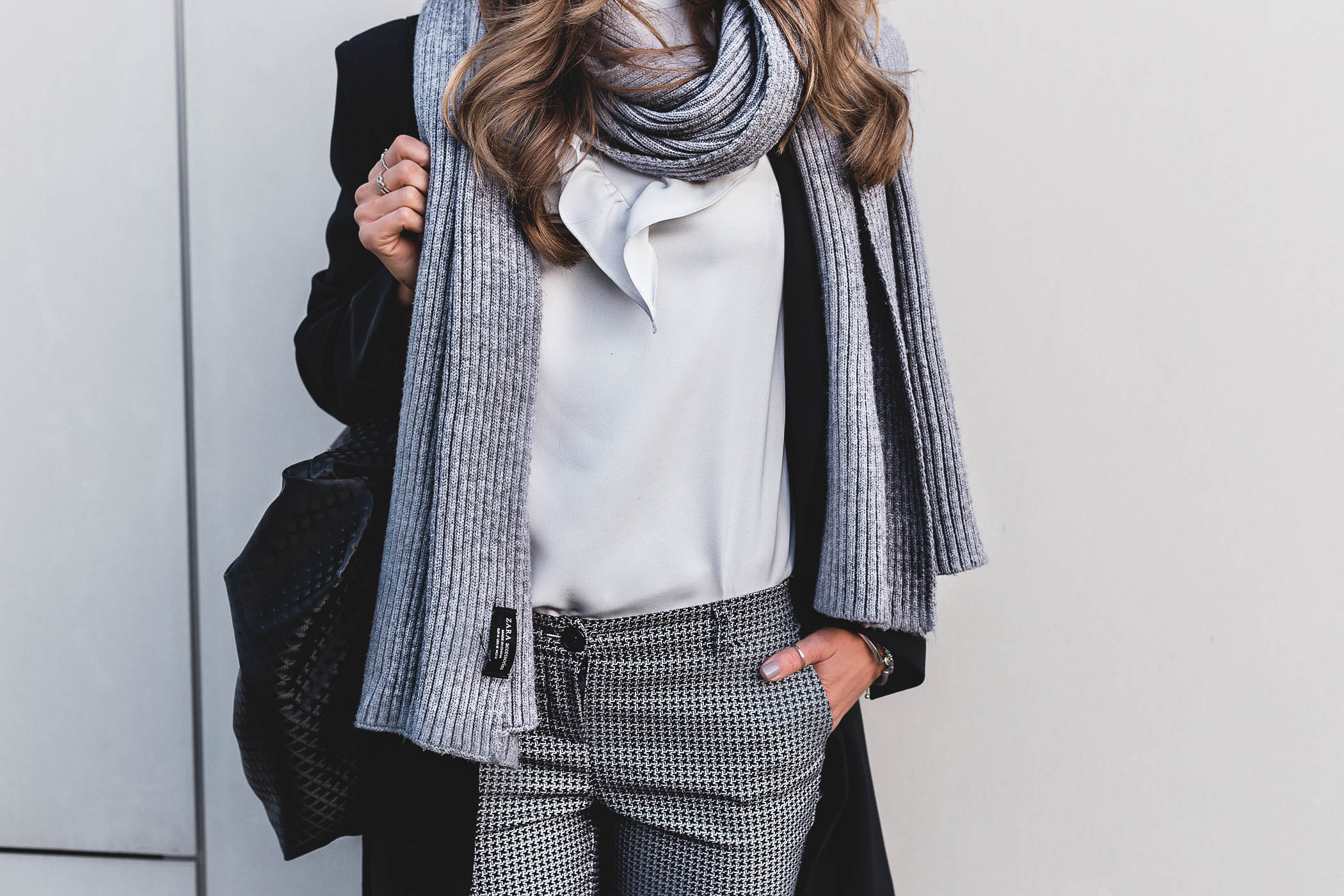 morandi bluzka, morandi, spodnie w pepitkę, modna mama, najmodniejsze blogowe stylizacje, porte privè płaszcz