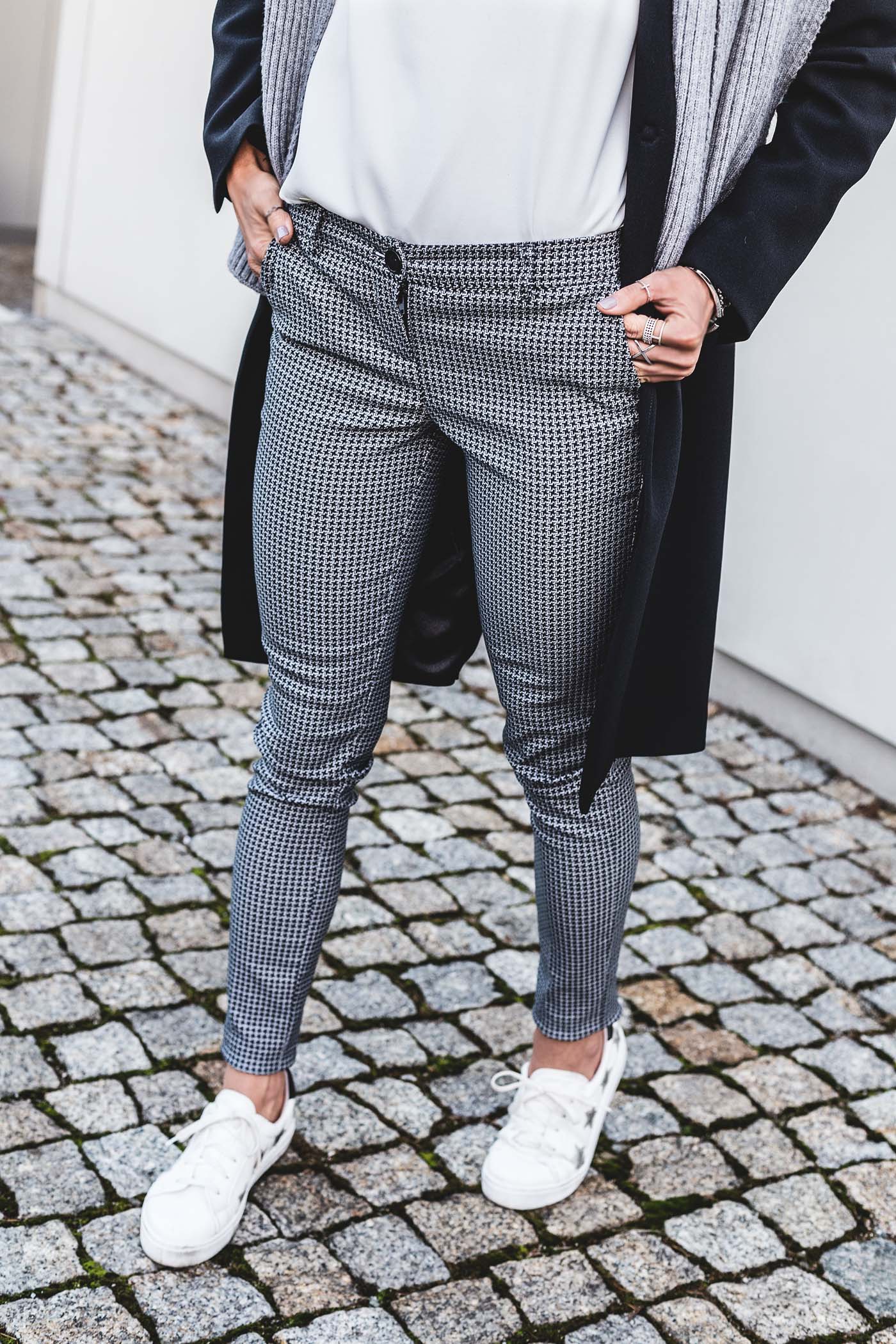 morandi bluzka, morandi, spodnie w pepitkę, modna mama, najmodniejsze blogowe stylizacje, porte privè płaszcz