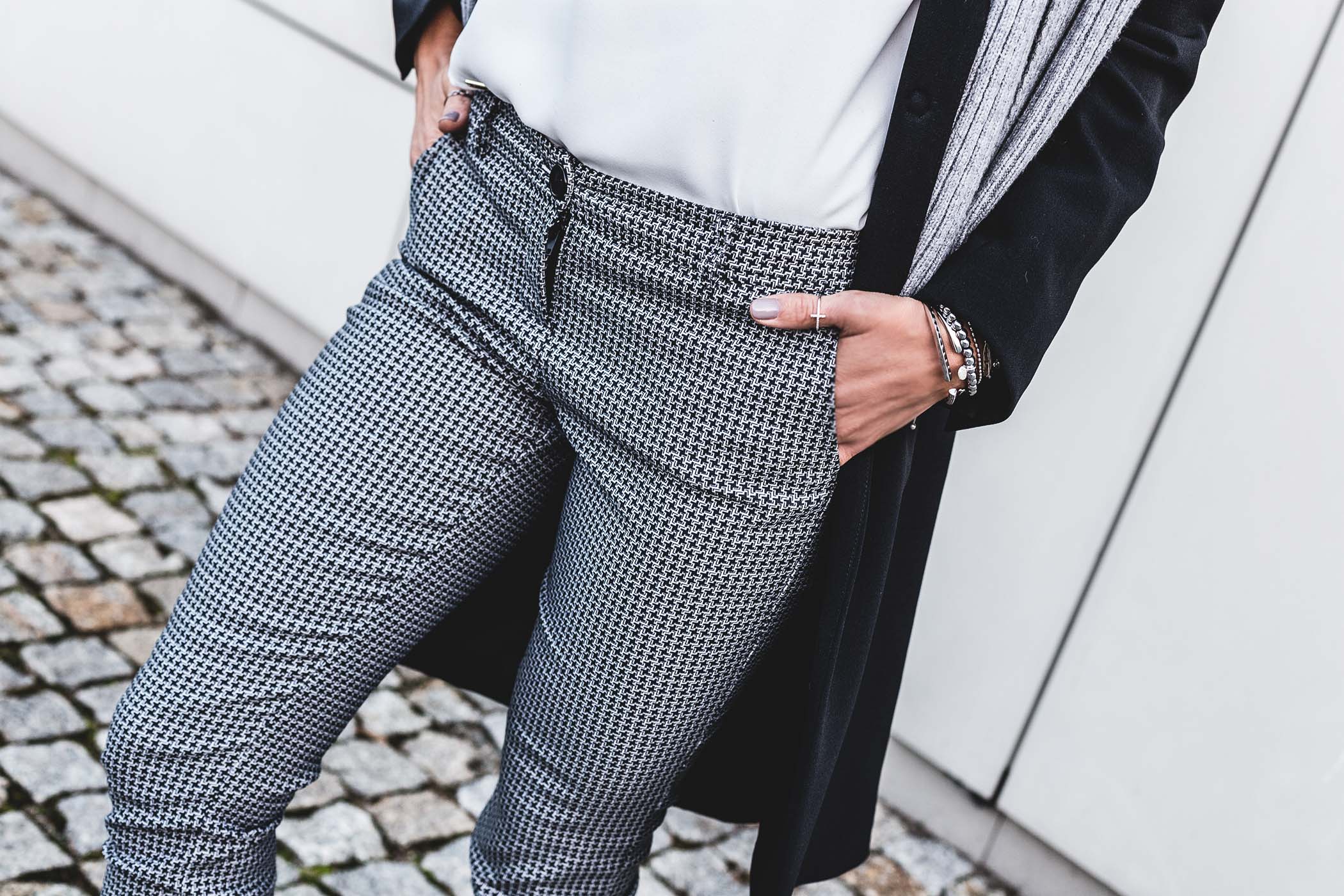 morandi bluzka, morandi, spodnie w pepitkę, modna mama, najmodniejsze blogowe stylizacje, porte privè płaszcz