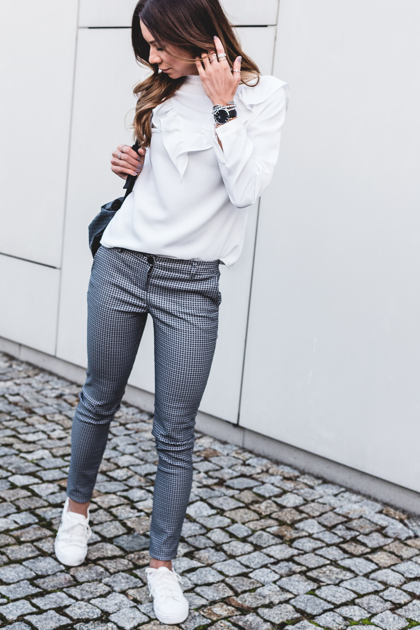 morandi bluzka, morandi, spodnie w pepitkę, modna mama, najmodniejsze blogowe stylizacje, porte privè płaszcz