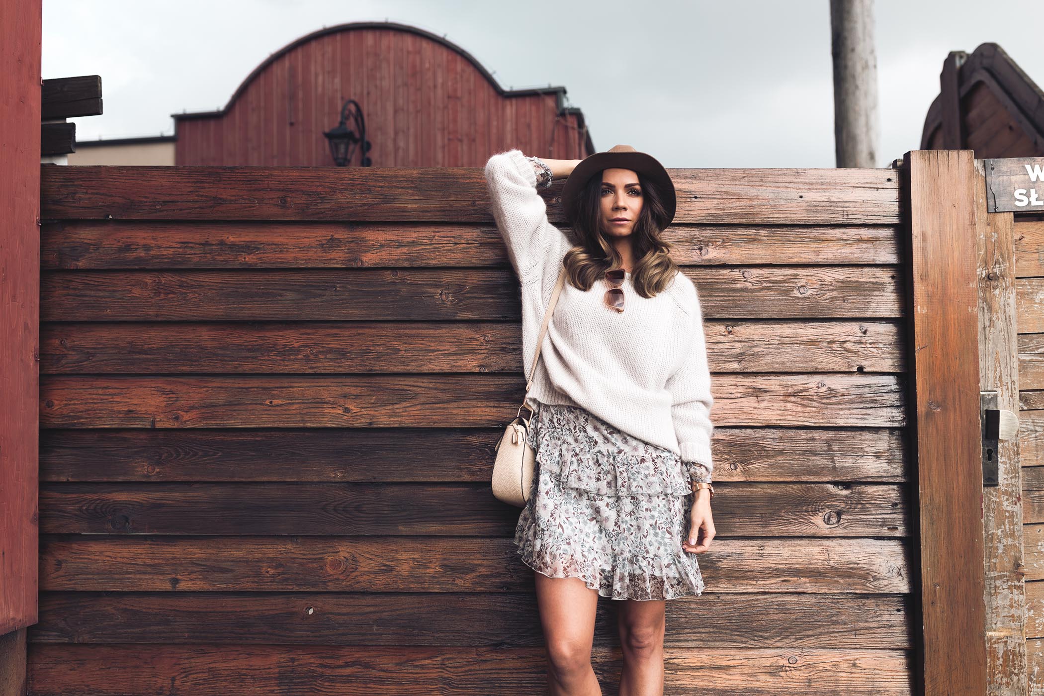 bunny the star sweter, moherowy sweter, ju lovi sukienka