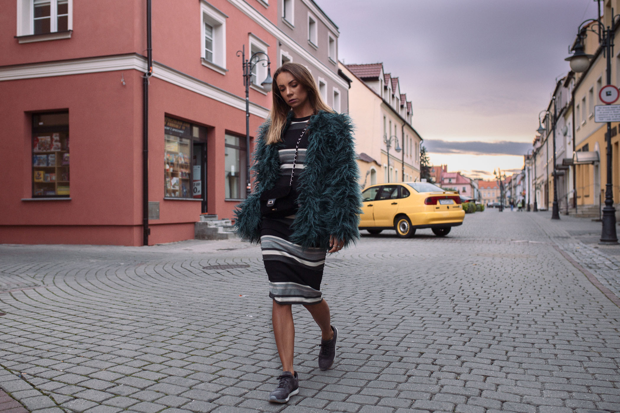 Futerko Niumi, Sukienka za kolano Niumi, Niumi