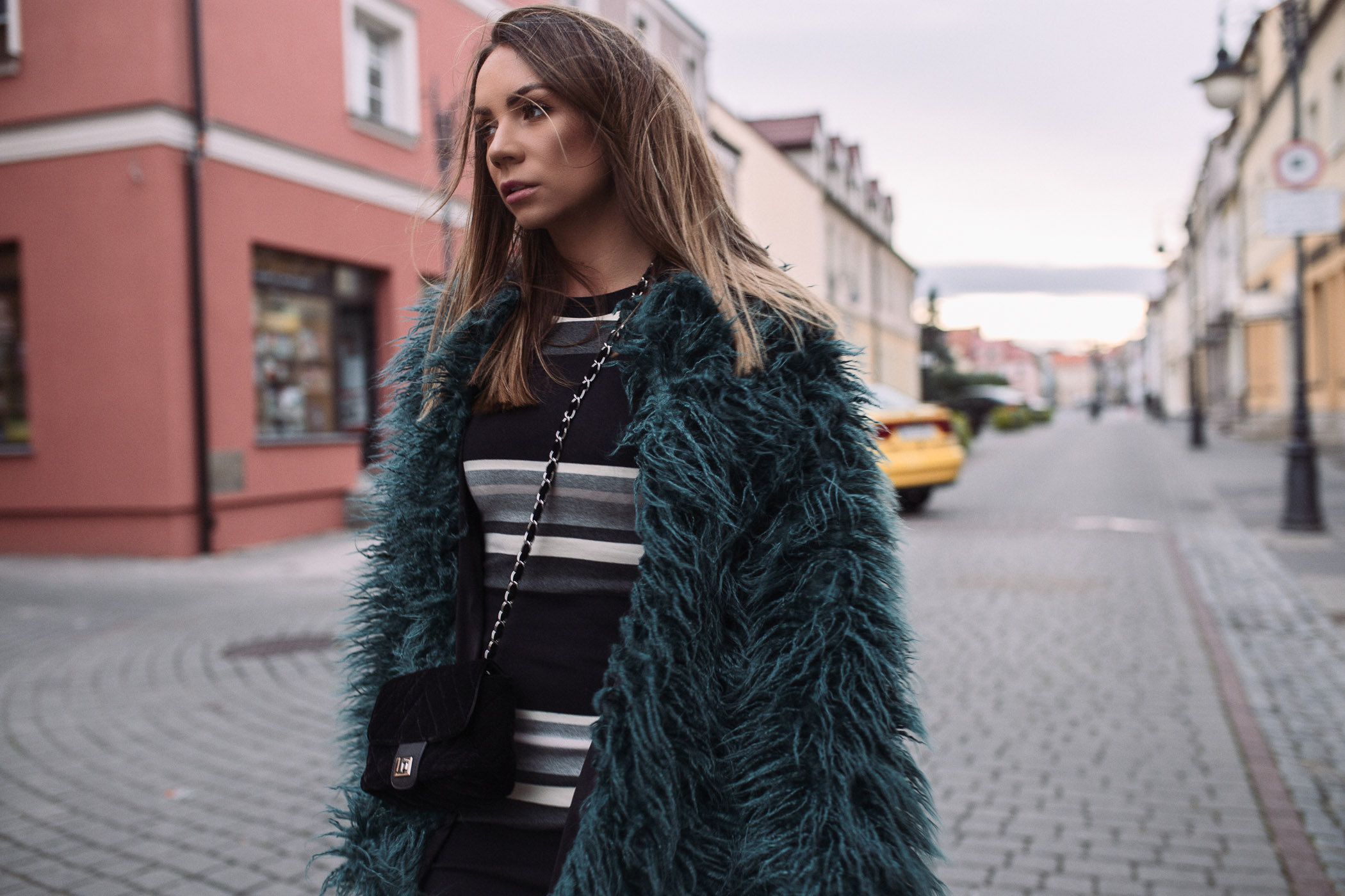 Futerko Niumi, Sukienka za kolano Niumi, Niumi