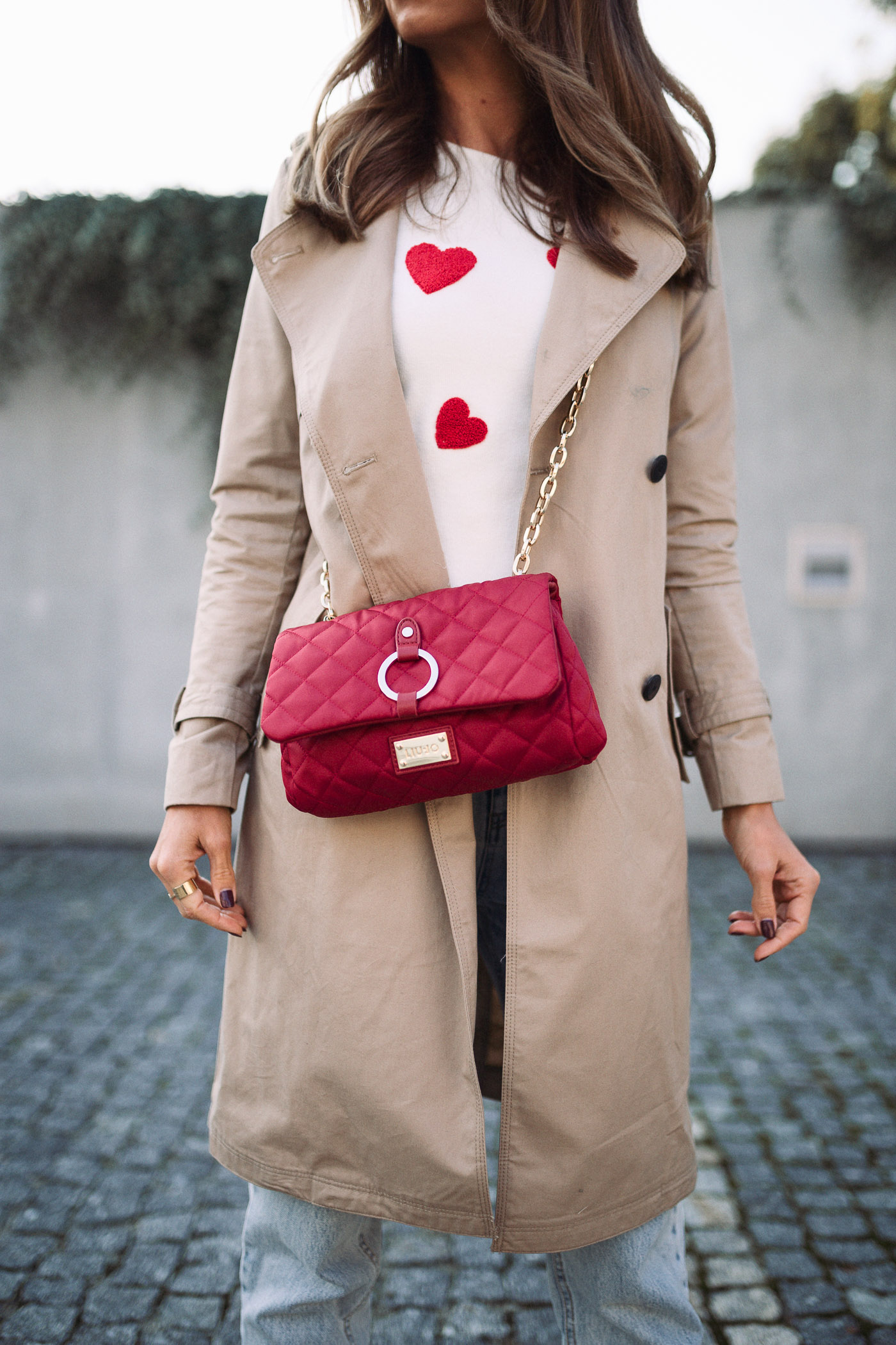 Sweter w serca zara kids, spodnie mom fit pull&bear, torebka LIU JO, Trench Mohito, Mohito płaszcz, modna mama, Olivka blog, stylowy blog