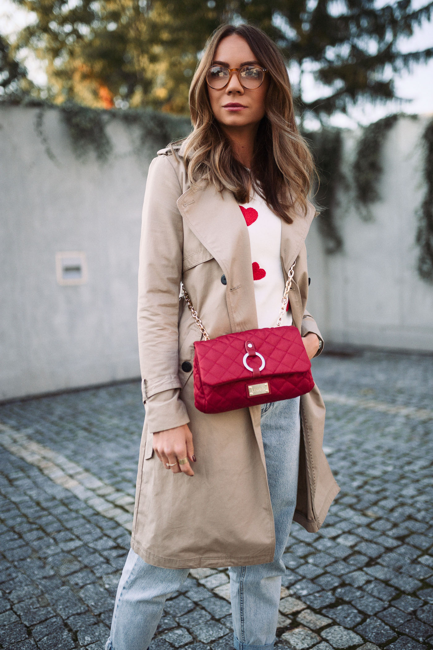 Sweter w serca zara kids, spodnie mom fit pull&bear, torebka LIU JO, Trench Mohito, Mohito płaszcz, modna mama, Olivka blog, stylowy blog