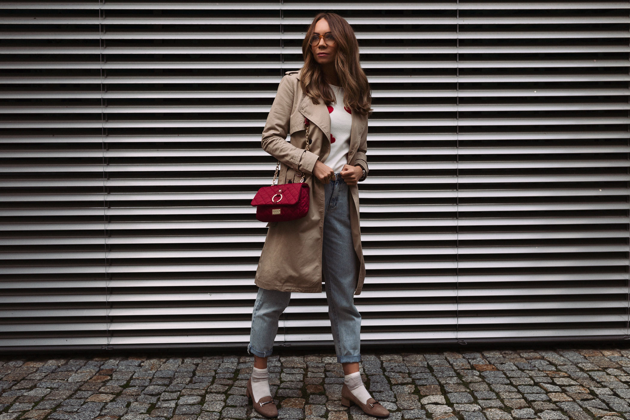 Sweter w serca zara kids, spodnie mom fit pull&bear, torebka LIU JO, Trench Mohito, Mohito płaszcz, modna mama, Olivka blog, stylowy blog