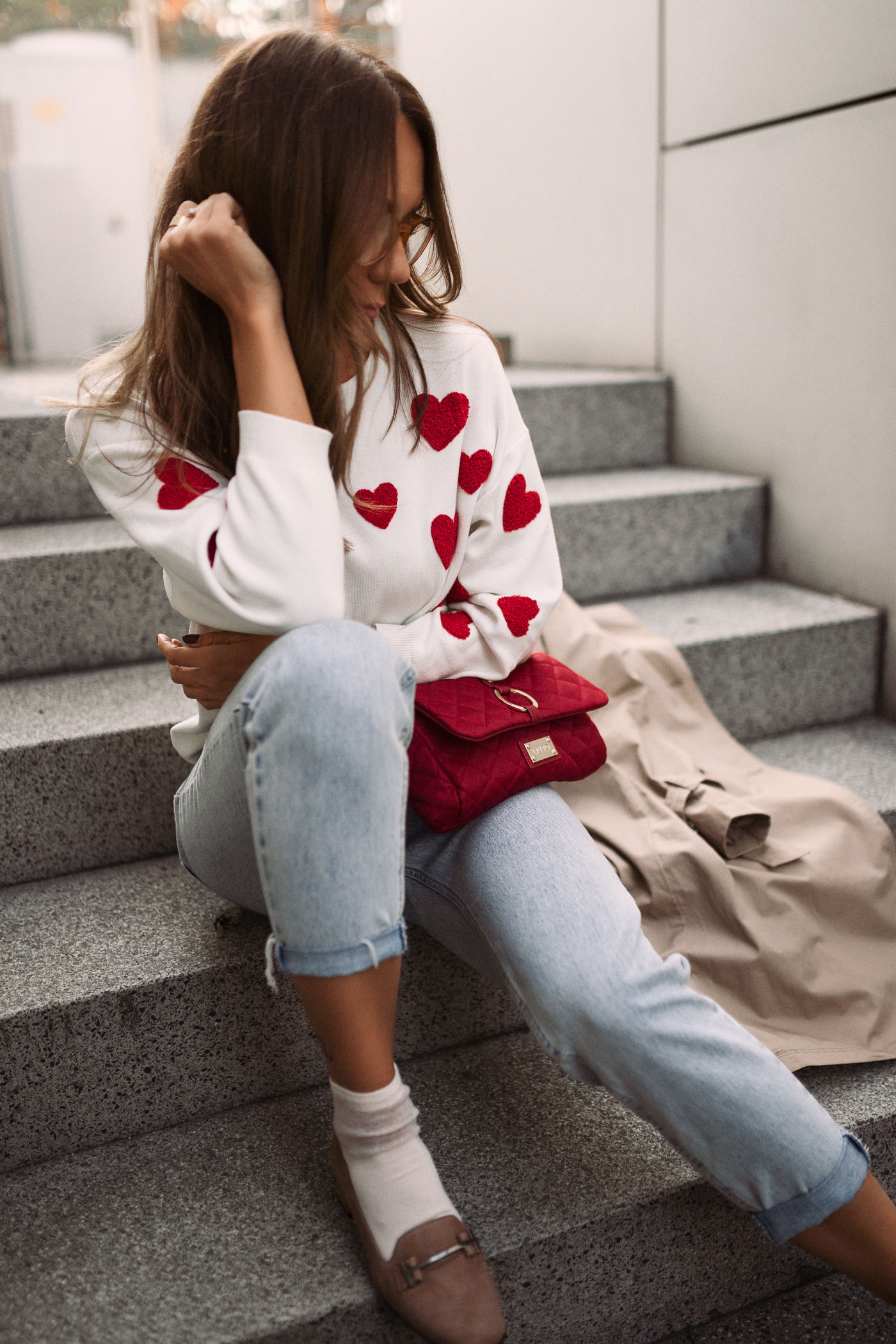 Sweter w serca zara kids, spodnie mom fit pull&bear, torebka LIU JO, Trench Mohito, Mohito płaszcz, modna mama, Olivka blog, stylowy blog