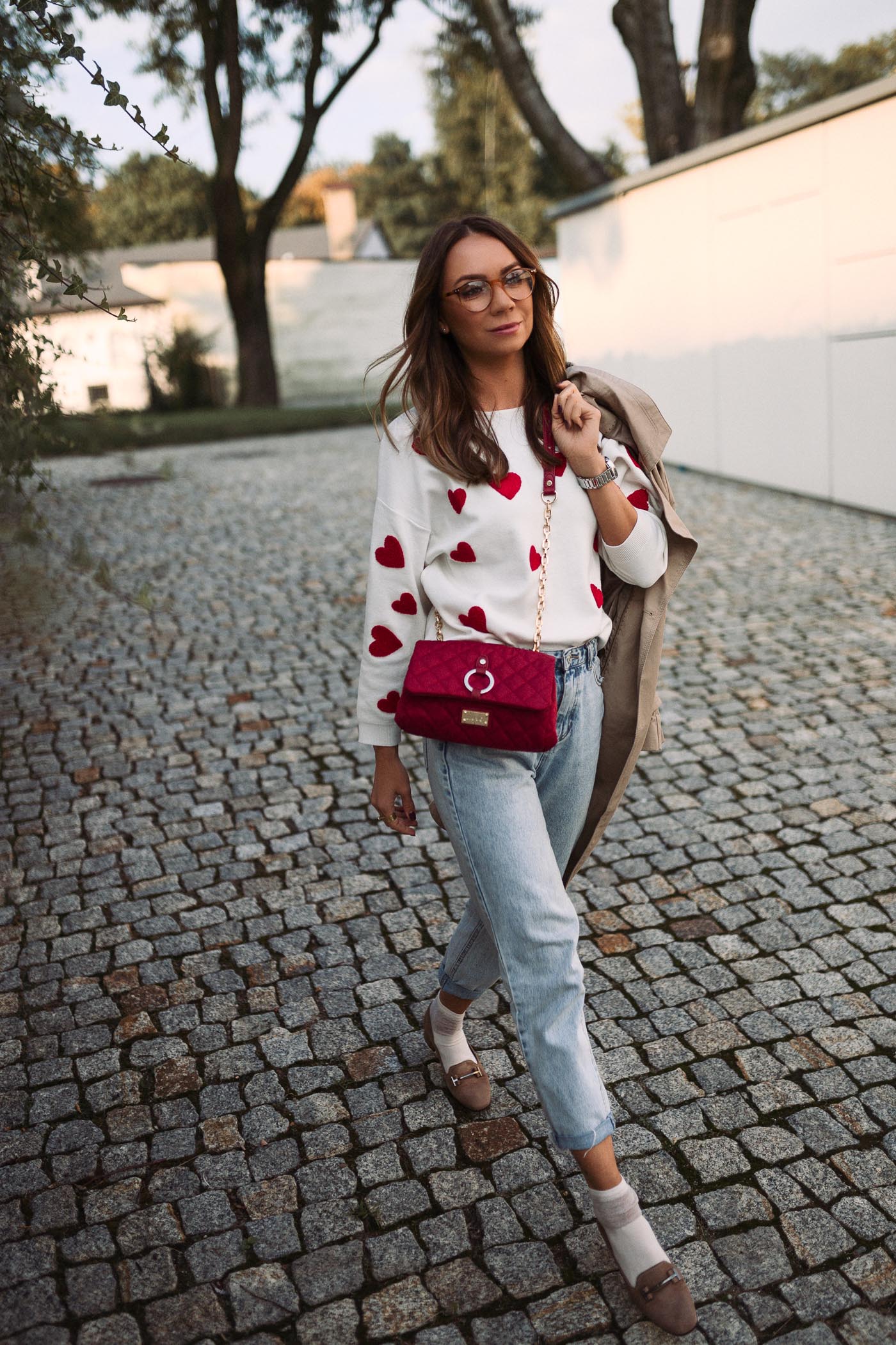 Sweter w serca zara kids, spodnie mom fit pull&bear, torebka LIU JO, Trench Mohito, Mohito płaszcz, modna mama, Olivka blog, stylowy blog