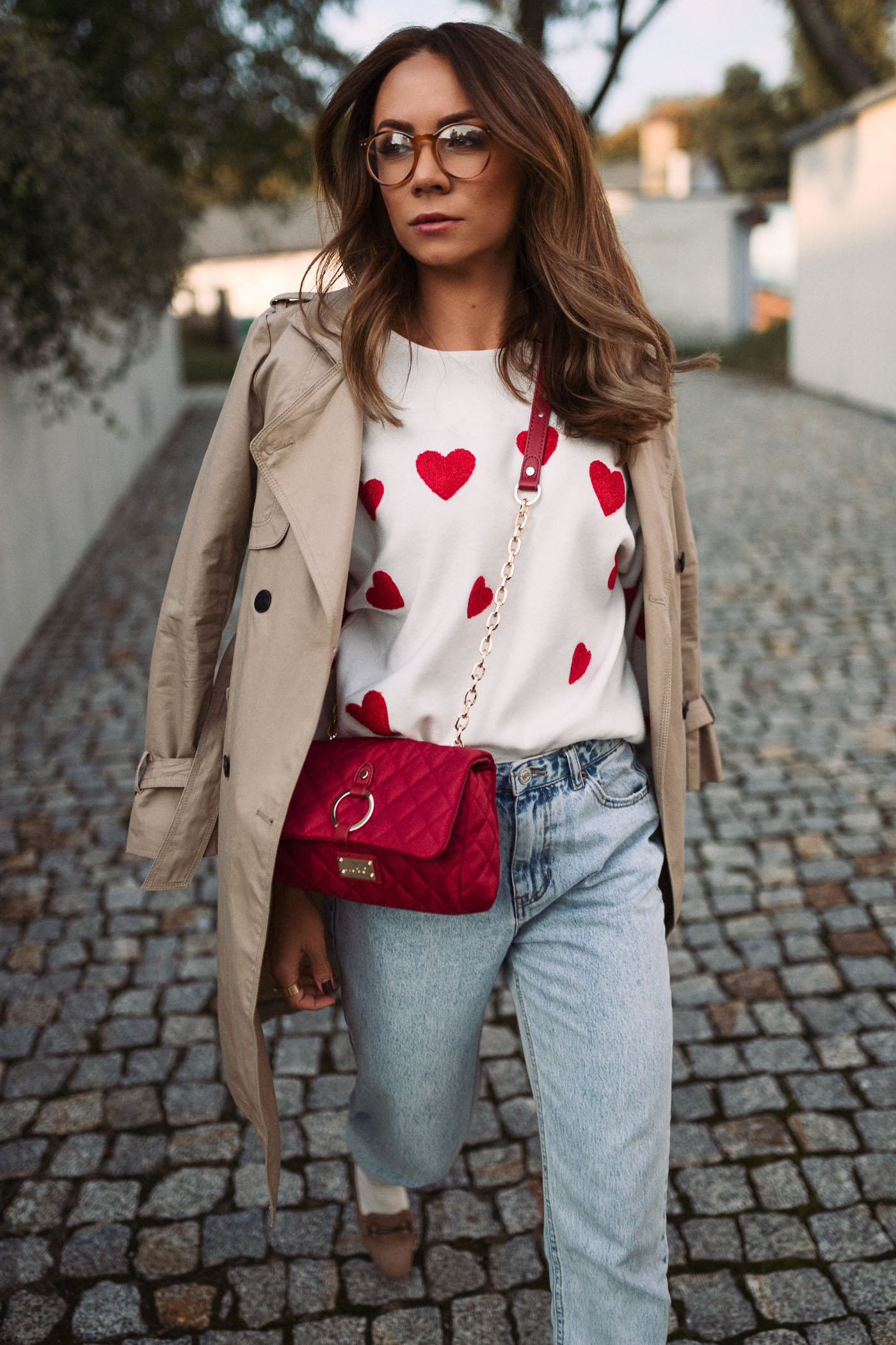 Sweter w serca zara kids, spodnie mom fit pull&bear, torebka LIU JO, Trench Mohito, Mohito płaszcz