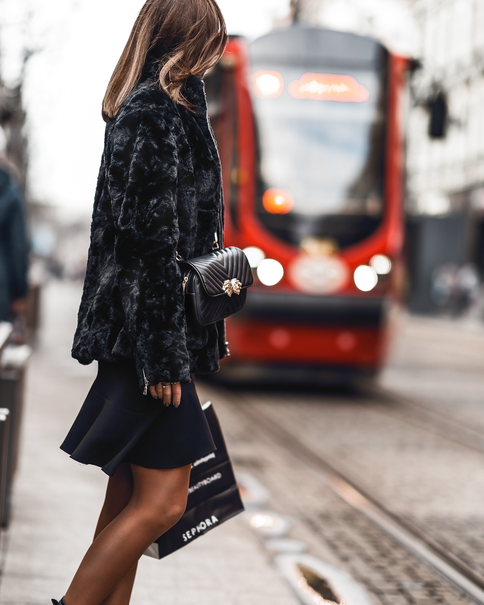 Sukienka NZ, mała czarna, torebka biodrowa zara