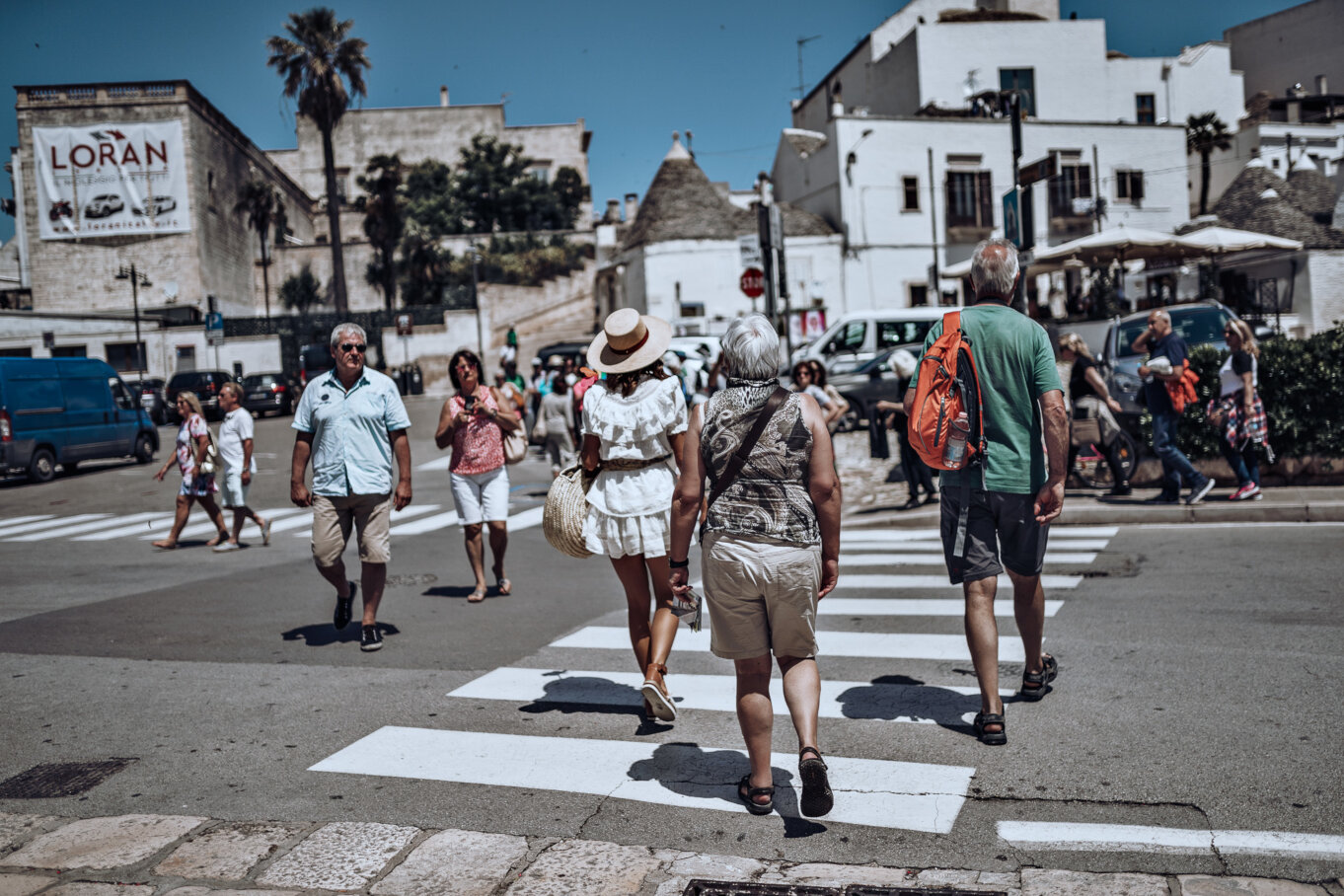 Ulice Alberobello pełne turystów