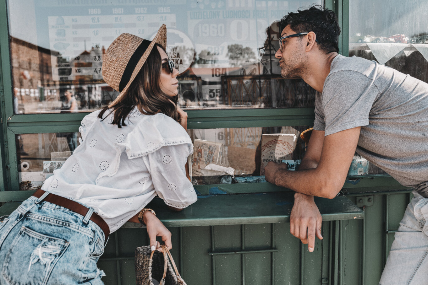 Zdjęcie przed okienkiem zabytkowego Kiosku Ruchu