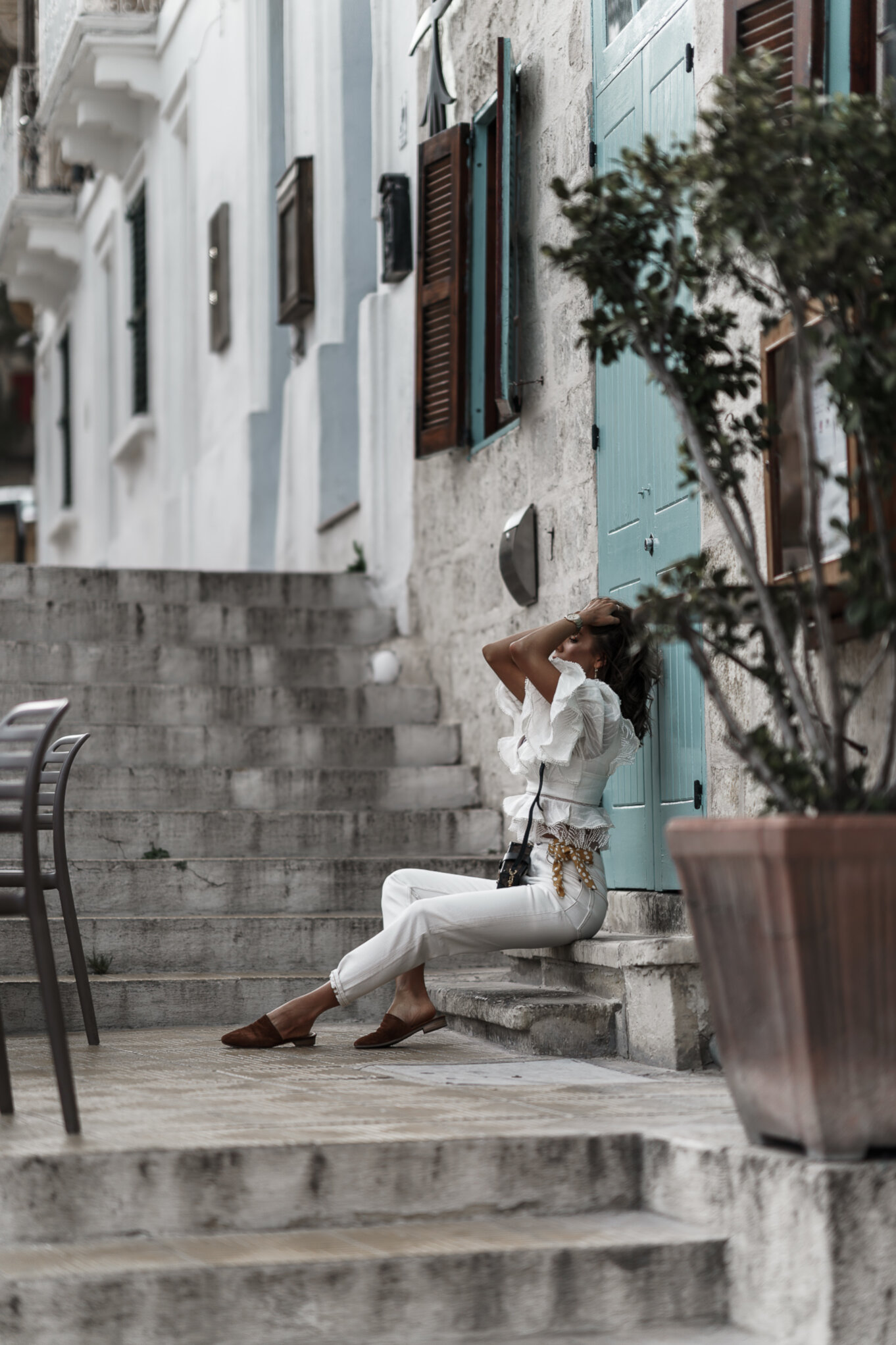 Szare mury domów i rezydencji tworzą średniowieczny klimat