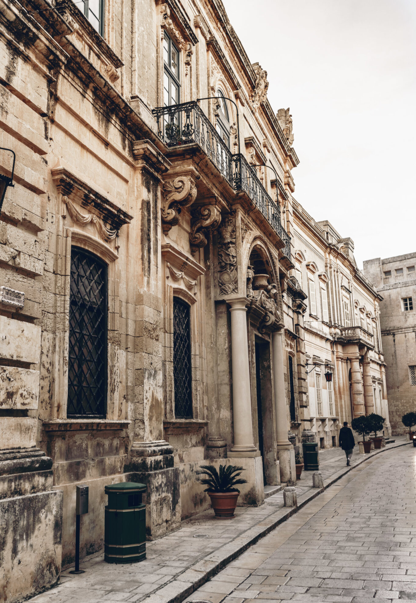 Okazałe barokowe wejście do rezydencji