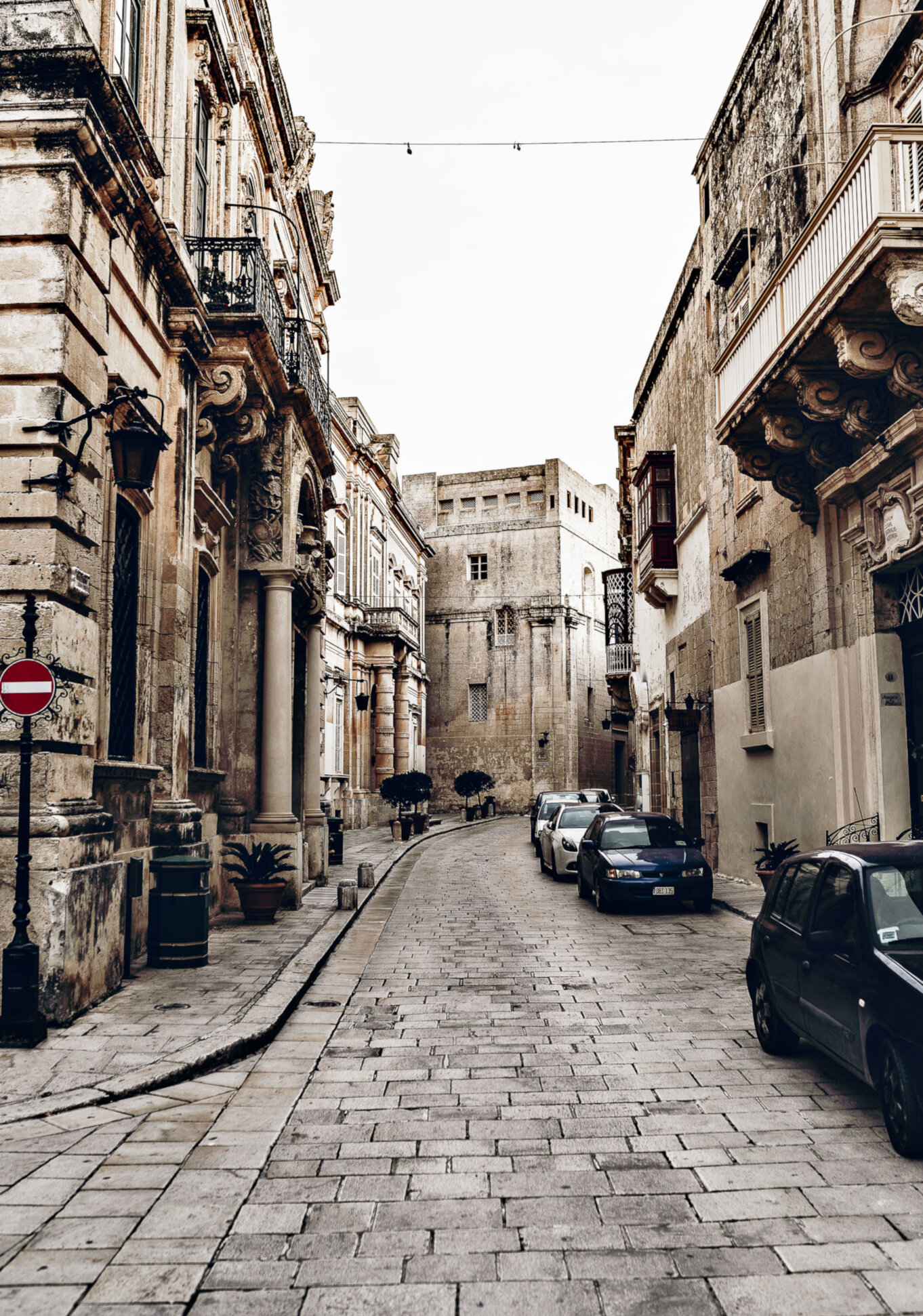 Ulica z pięknymi kamienicami w Mdinie