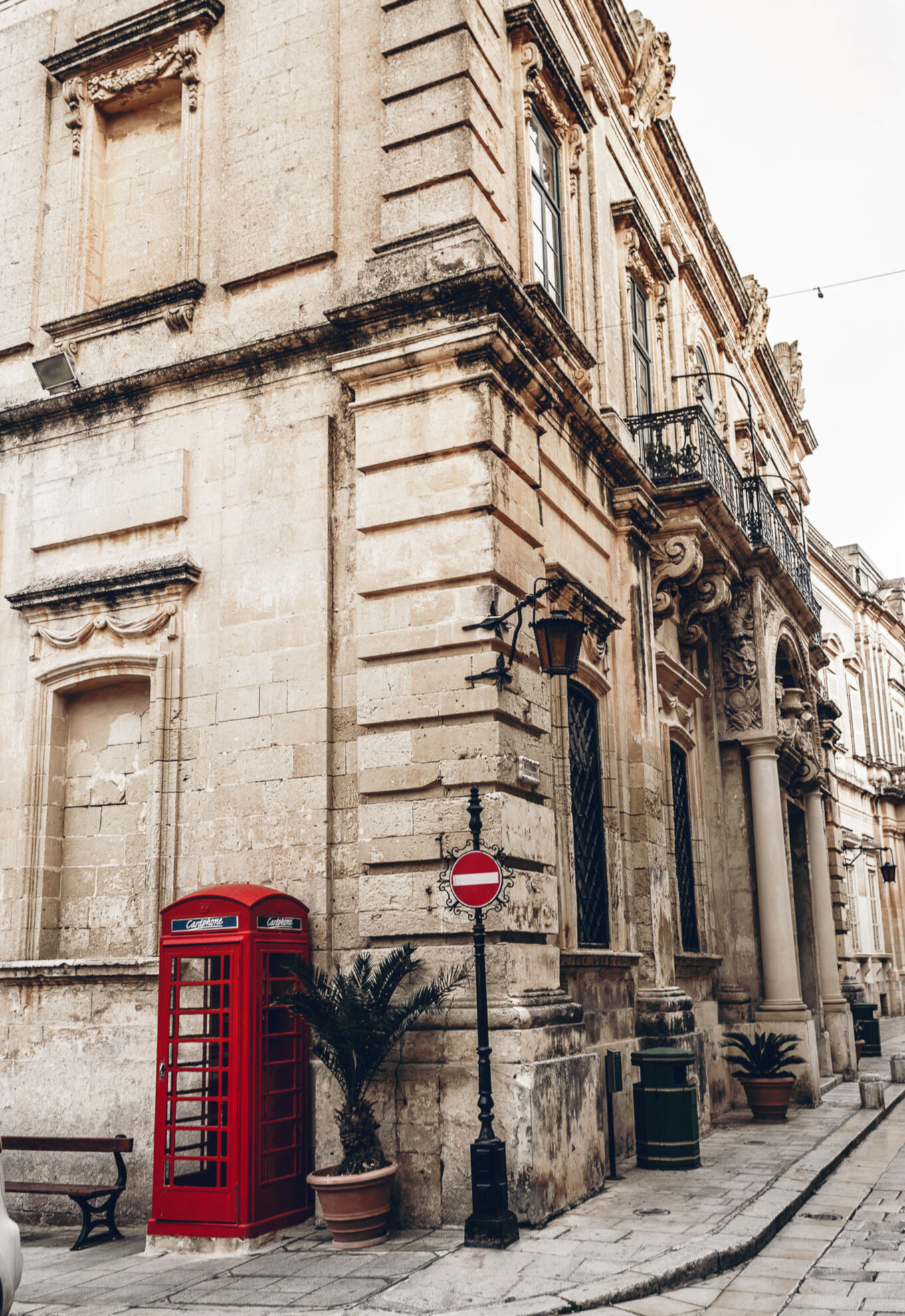 Czerwona brytyjska budka telefoniczna na rogu ulicy