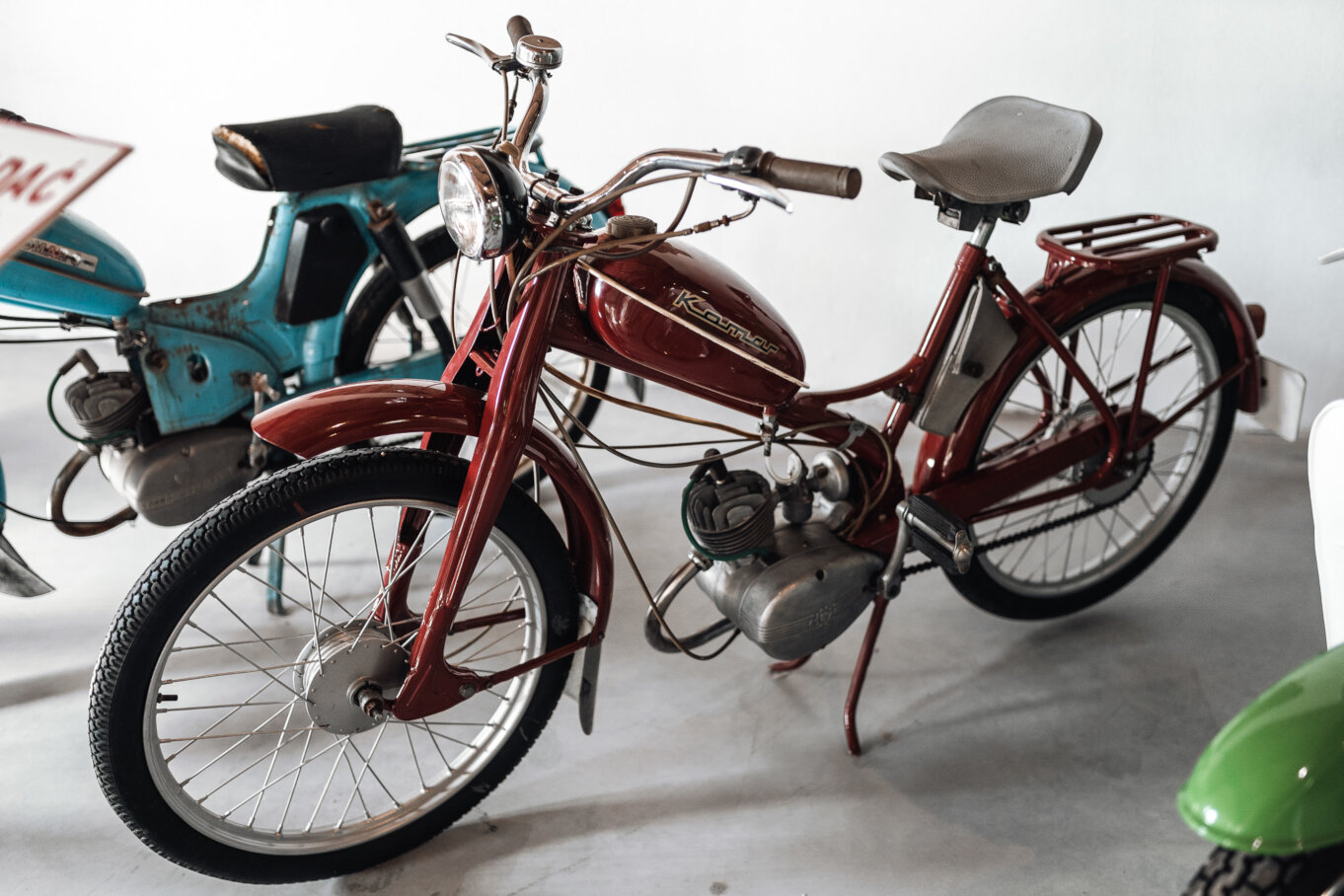Zwiedzanie Śląskiego Muzeum PRL – zabytkowy motorower