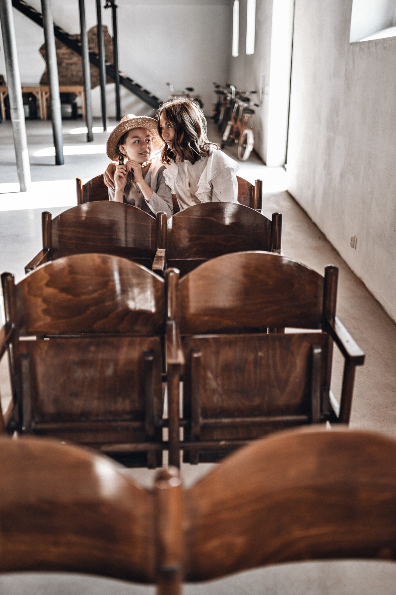 Rząd zabytkowych krzesełek w Muzeum PRLu
