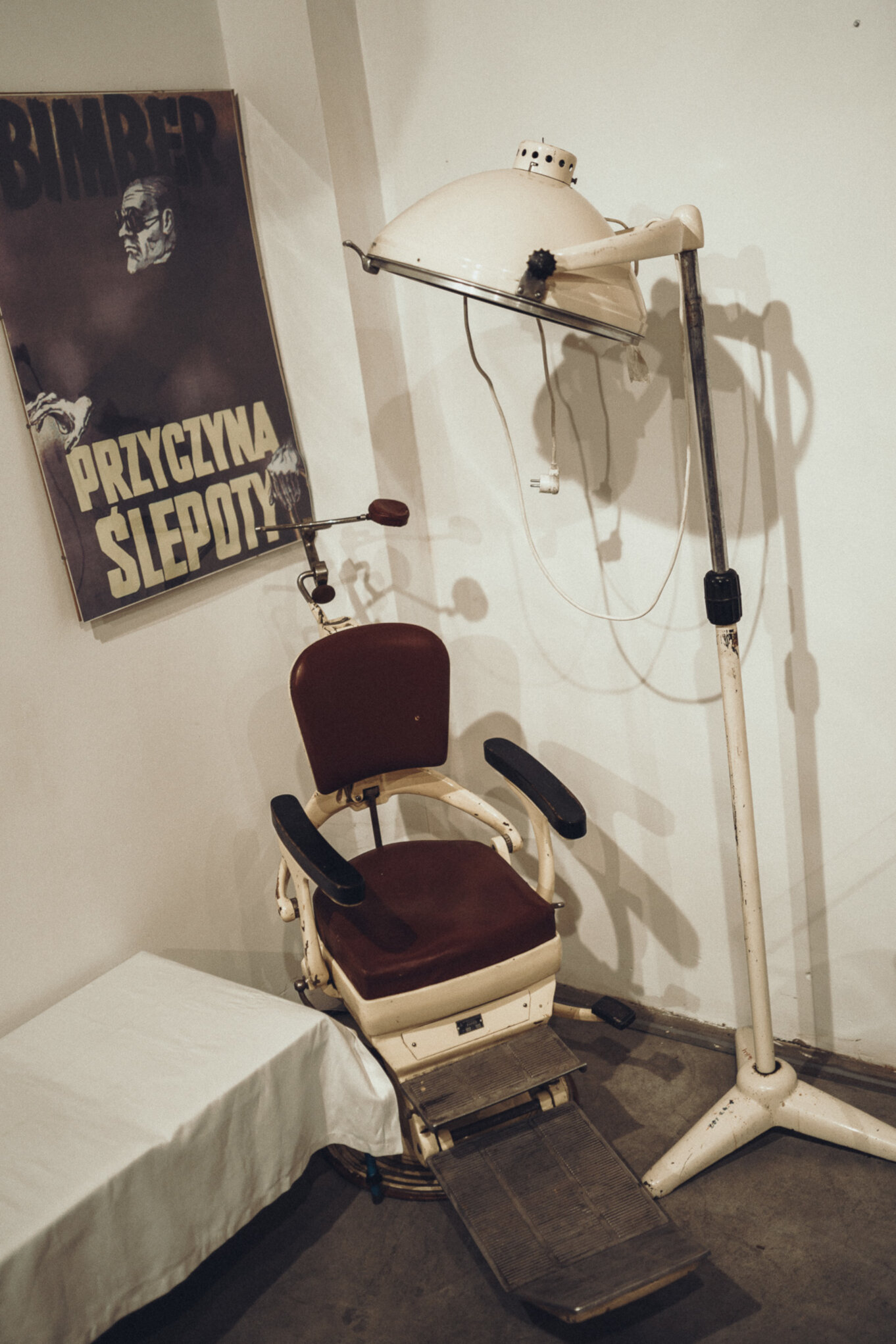 W czasie jednodniowej wycieczki na Śląsk można odwiedzić dany gabinet dentysty w Muzeum PRL