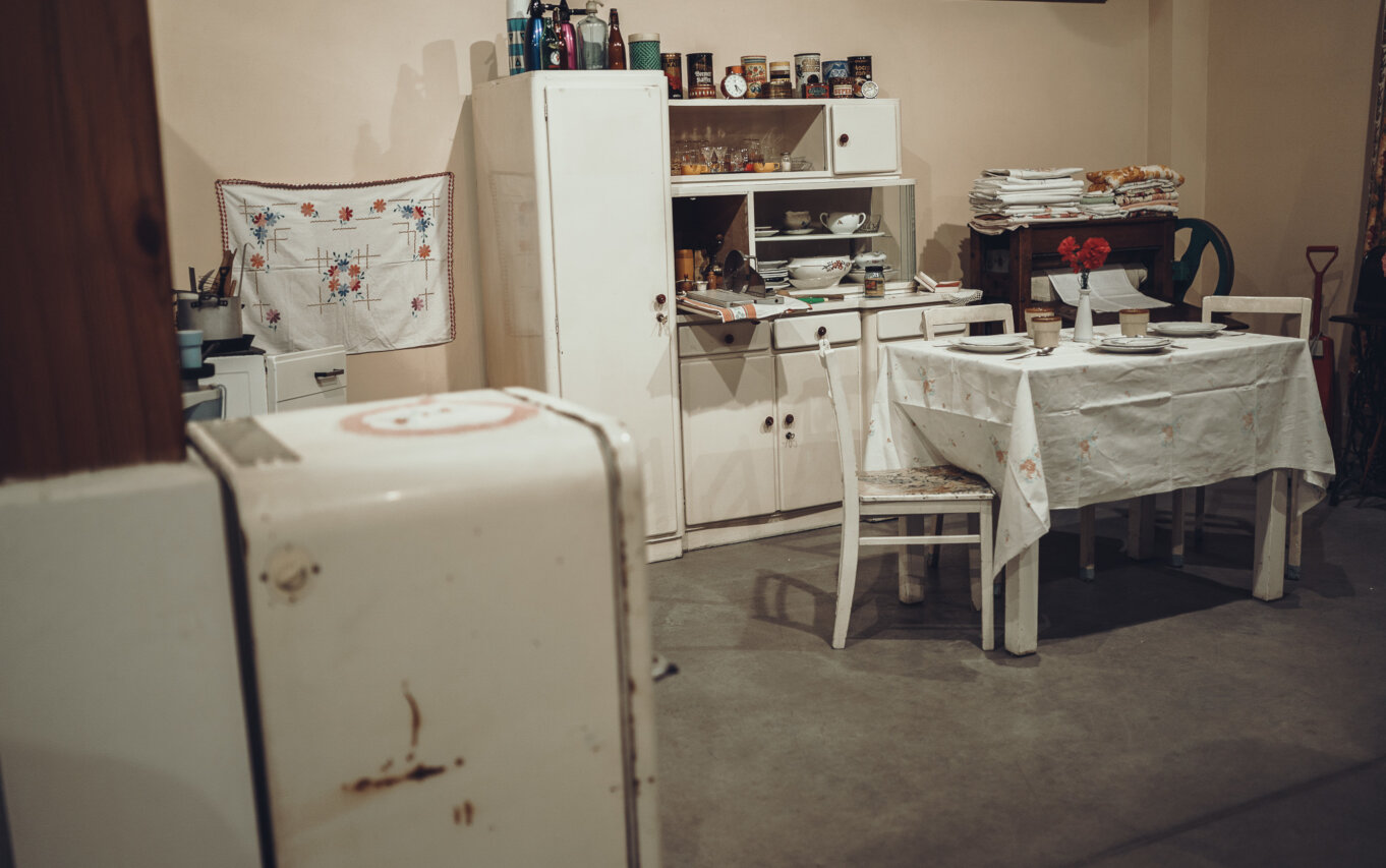 Sala muzealna urządzona jako typowa kuchnia sprzed lat