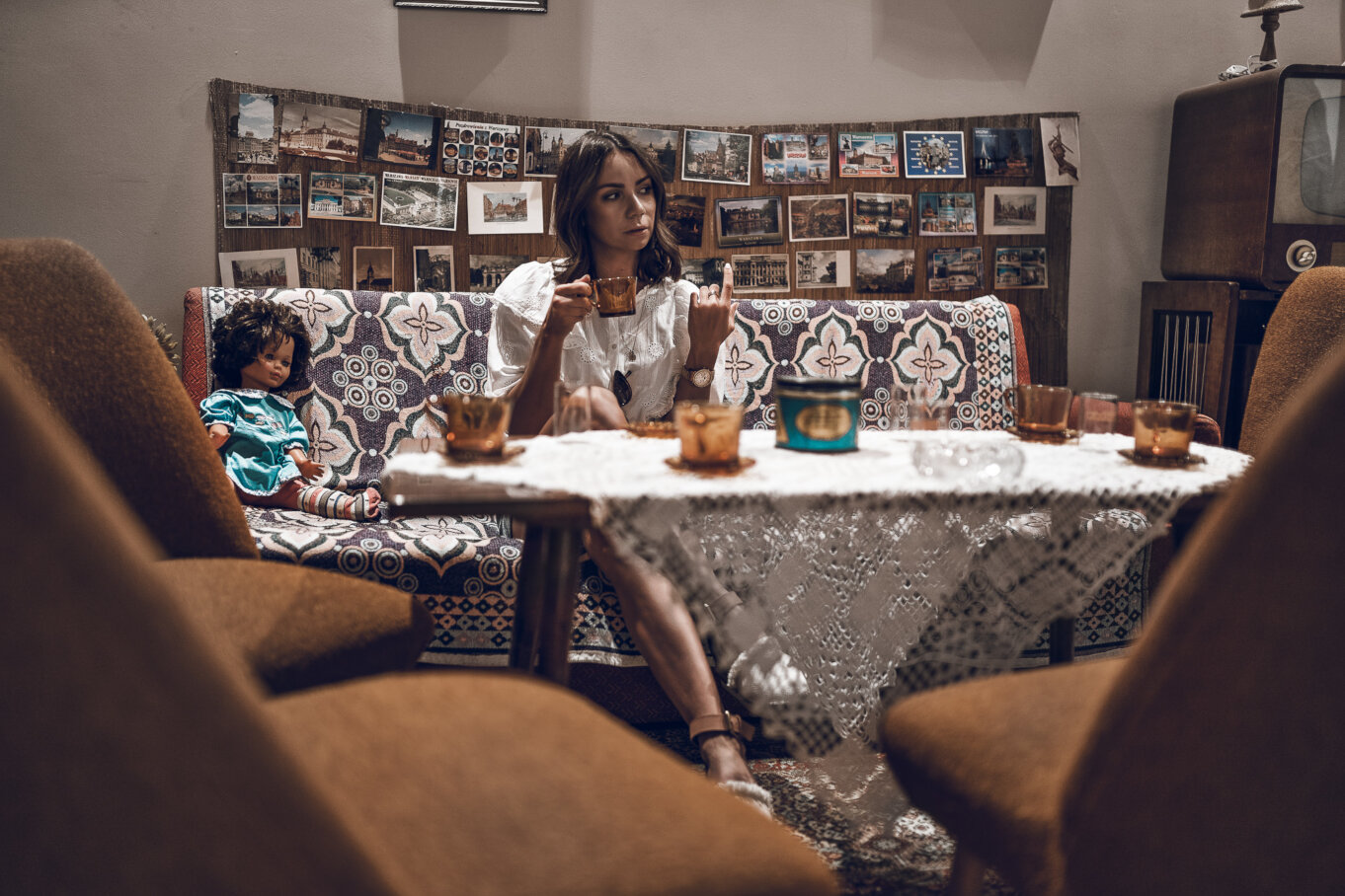 Przerwa na herbatę w PRLowskim salonie podczas zwiedzania Muzeum na Śląsku