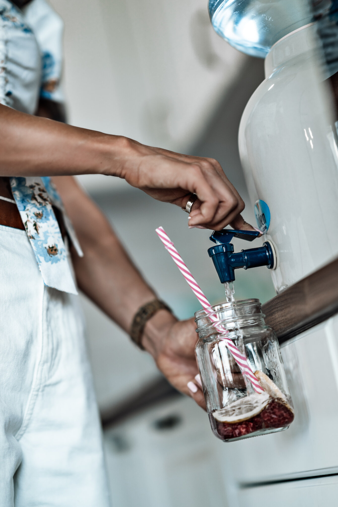 Przygotowywanie wody smakowej z wodą z dystrybutora