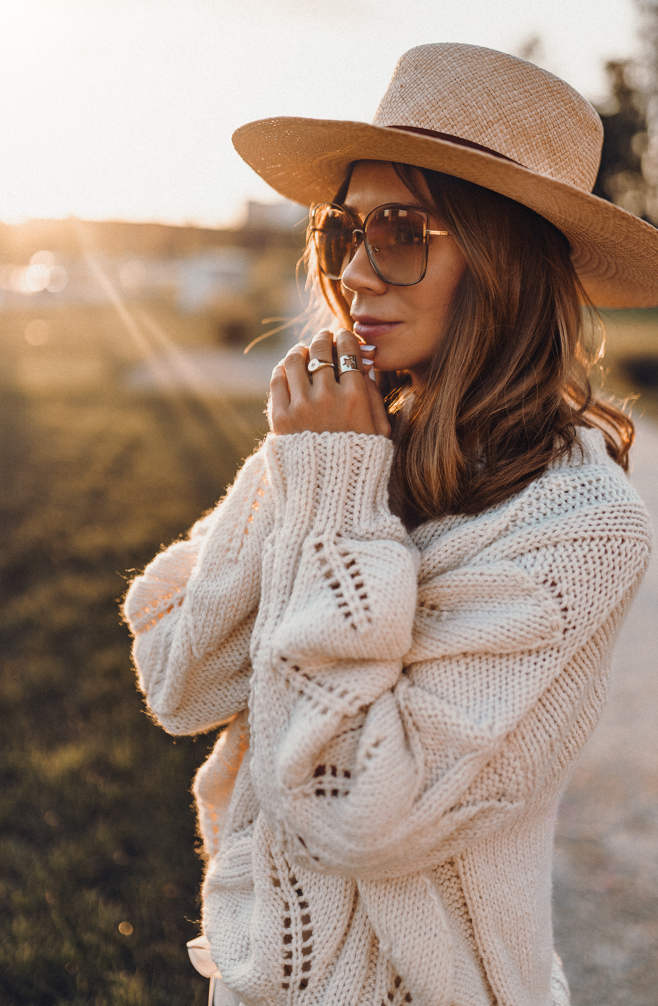 Okulary Chloè, sweter na drutach, sweter z wełny handmade, divya nguyen, polska wiklina, torebka z wikliny