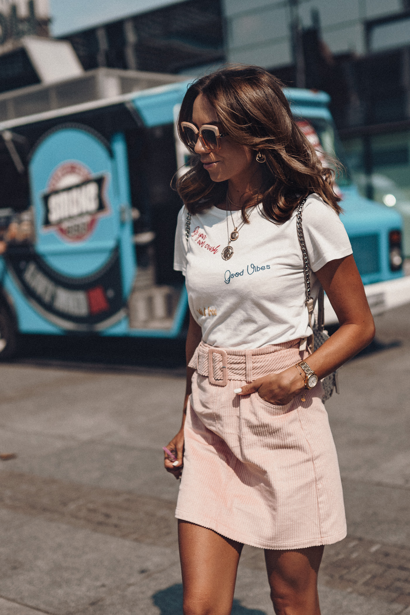 Orsay total look, kolekcja orsay jesień 2018, brzoskwiniowy oytfit, spódnica sztruksowa, kurtka sztruksowa