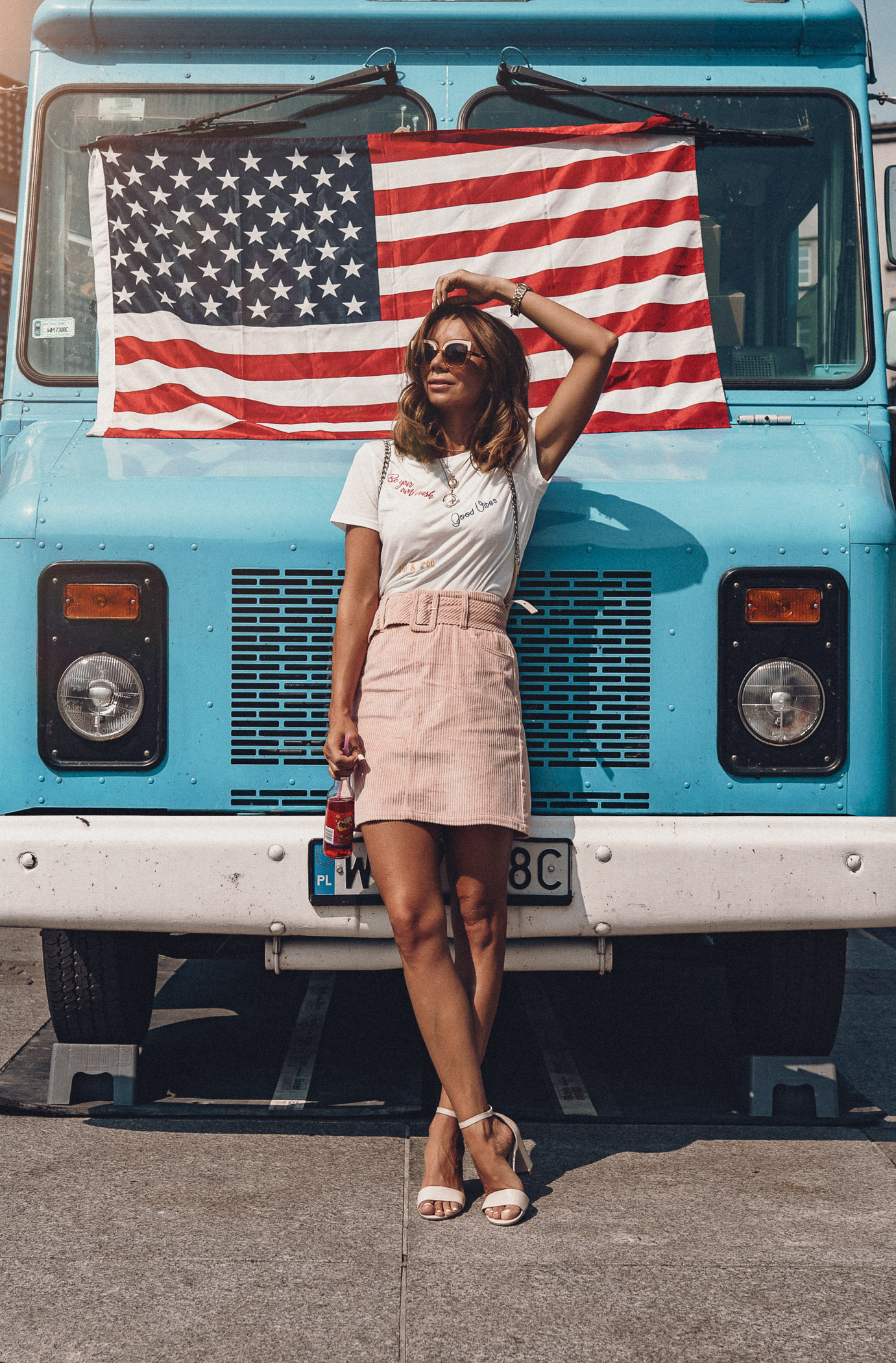 Orsay total look, kolekcja orsay jesień 2018, brzoskwiniowy oytfit, spódnica sztruksowa, kurtka sztruksowa