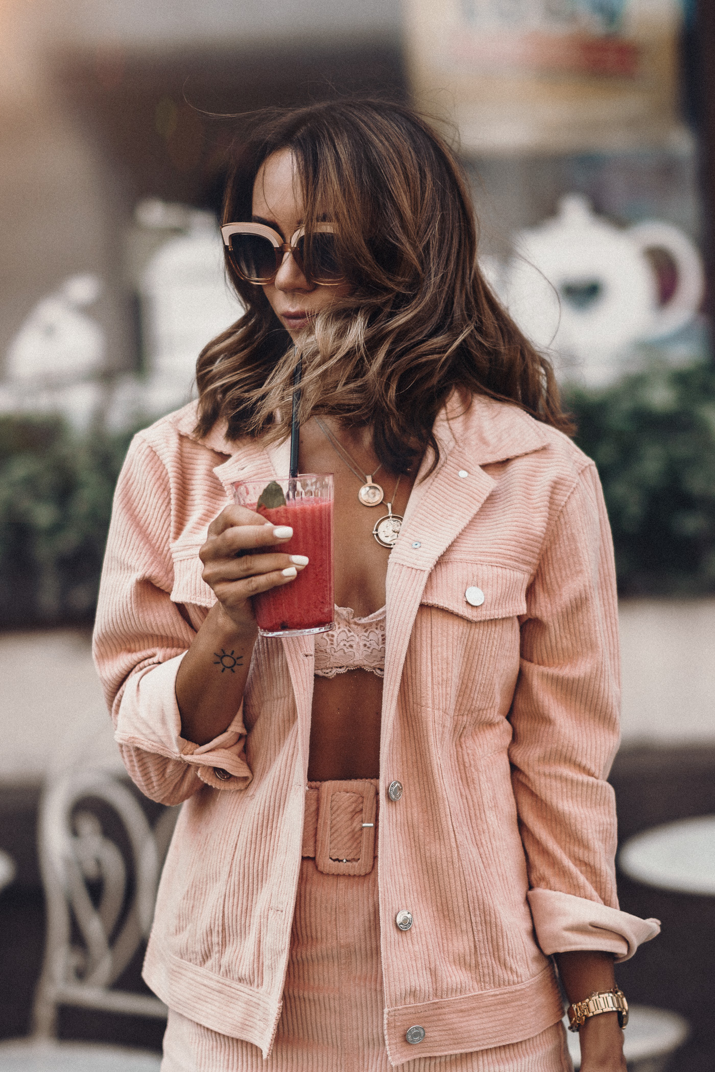 Orsay total look, kolekcja orsay jesień 2018, brzoskwiniowy oytfit, spódnica sztruksowa, kurtka sztruksowa