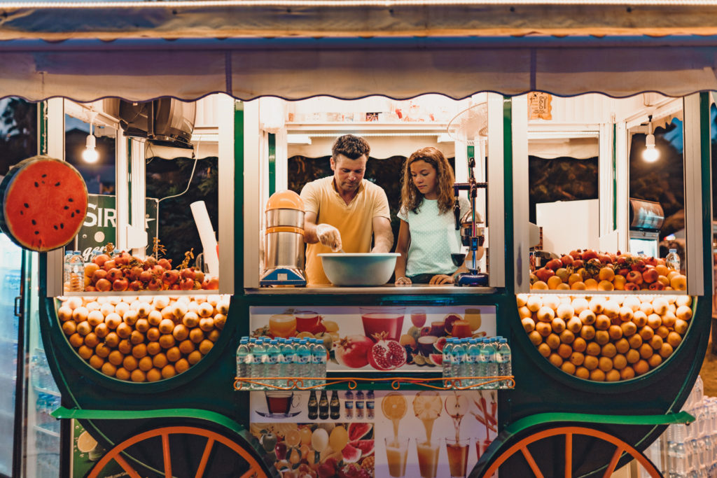 Wczasy w Turcji - stoisko z sokami