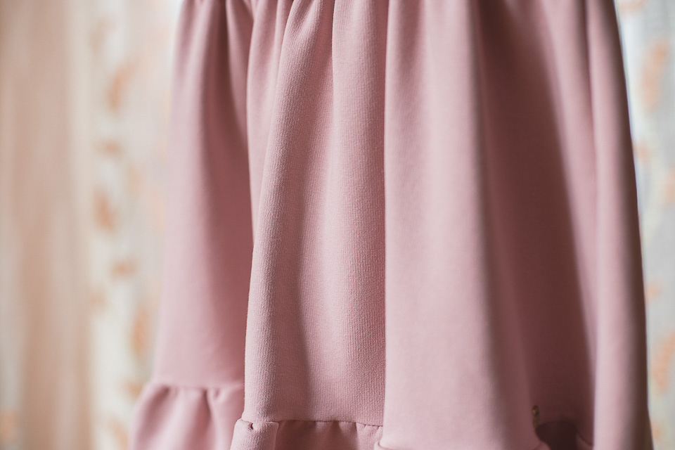 Fałdy sukienki wyprasowane steamerem