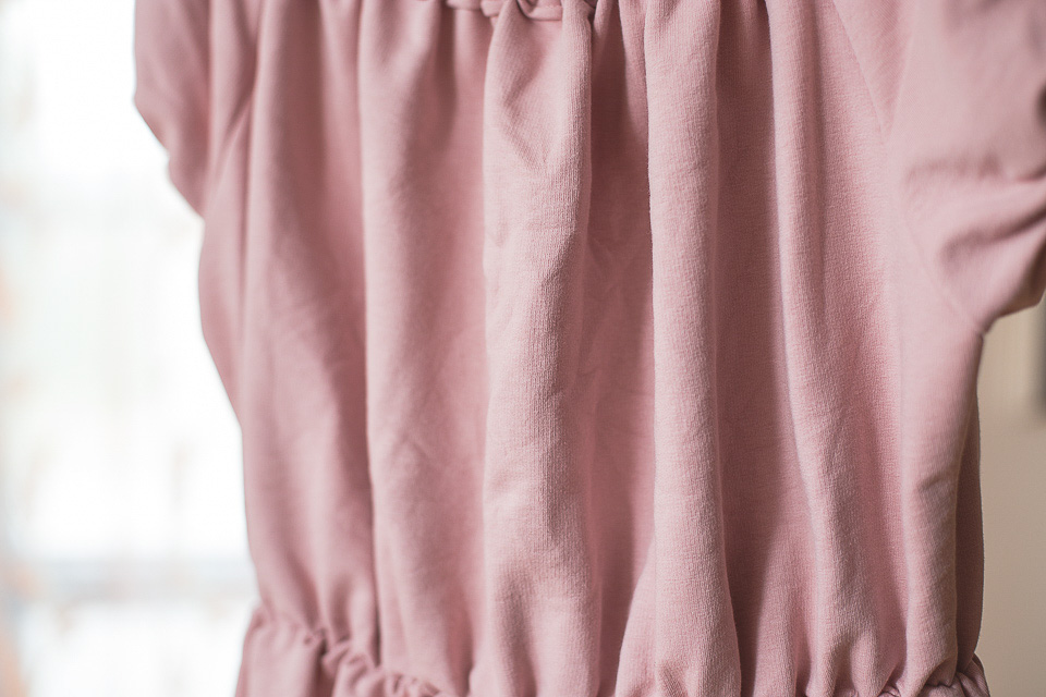 Pognieciona sukienka z falbanami przed prasowaniem