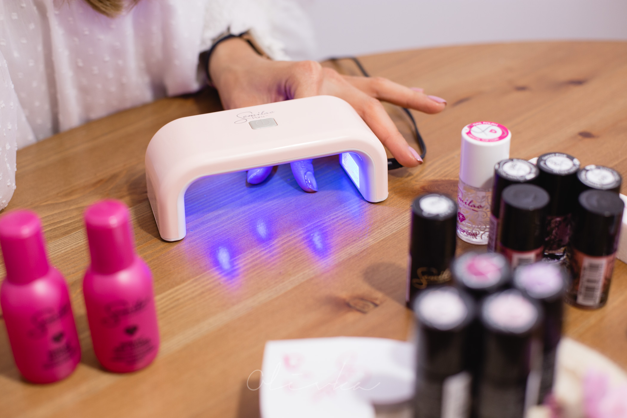 Utrwalanie manicure hybrydowego lampą LED