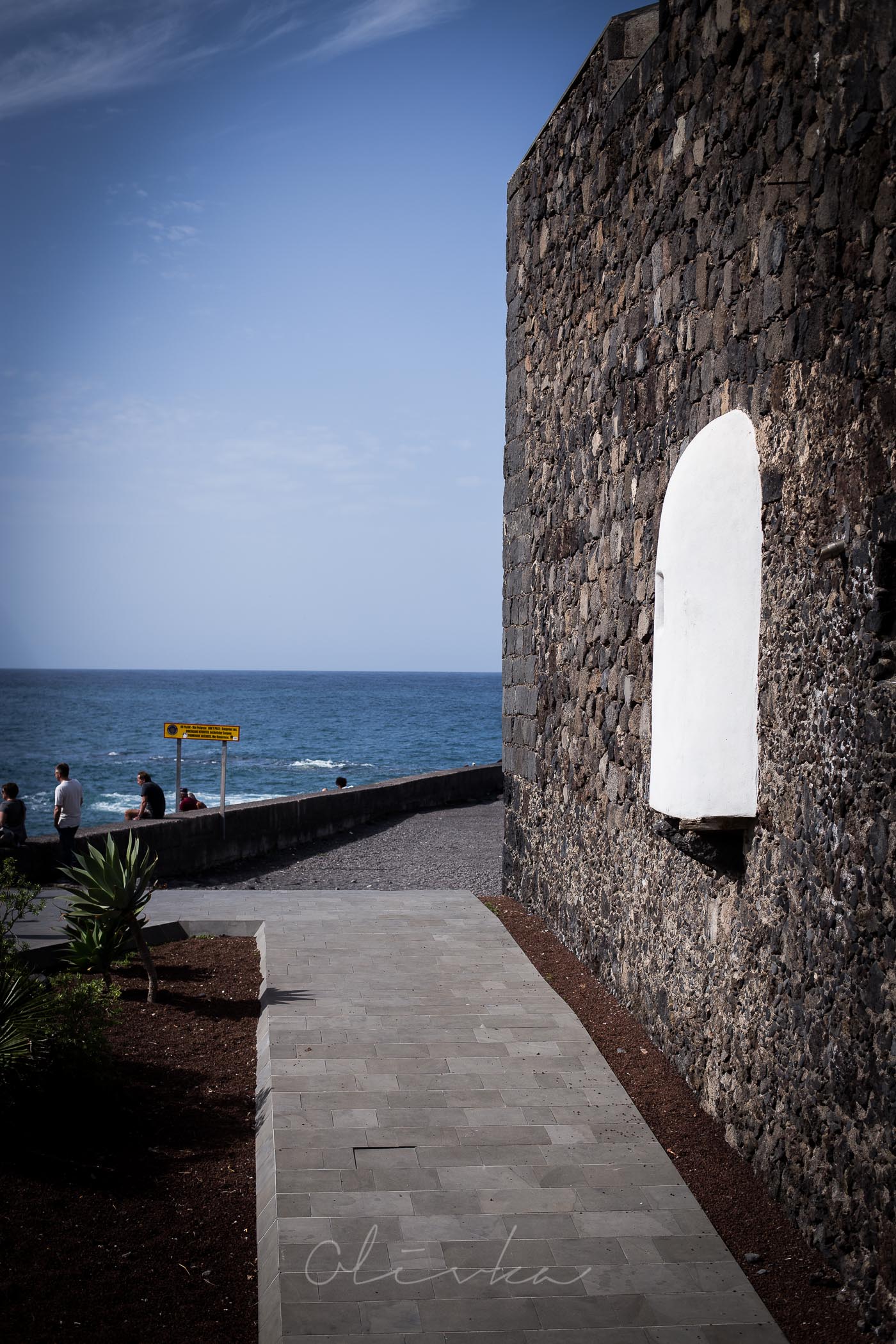 Budynek przy wybrzeżu niedaleko La Arena