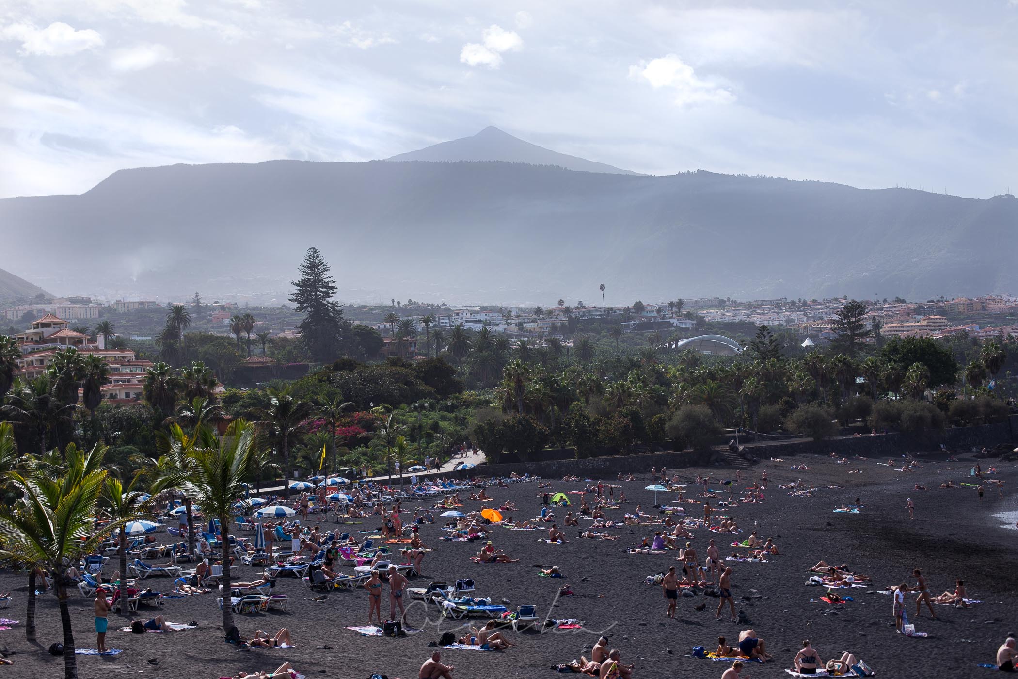 Widok na La Arena z górami w tle