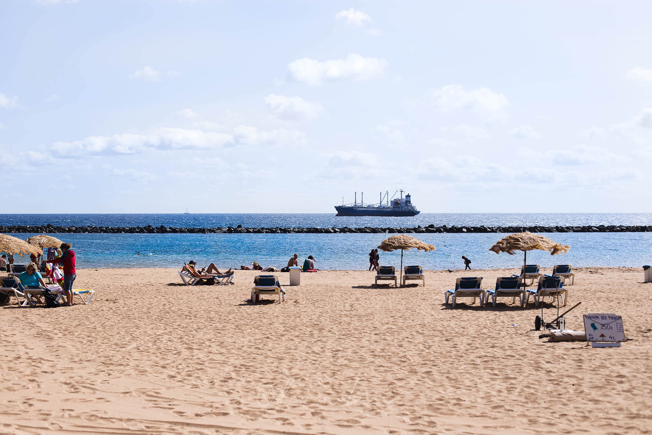 Widok na morze z plaży niedaleko Santa Cruz
