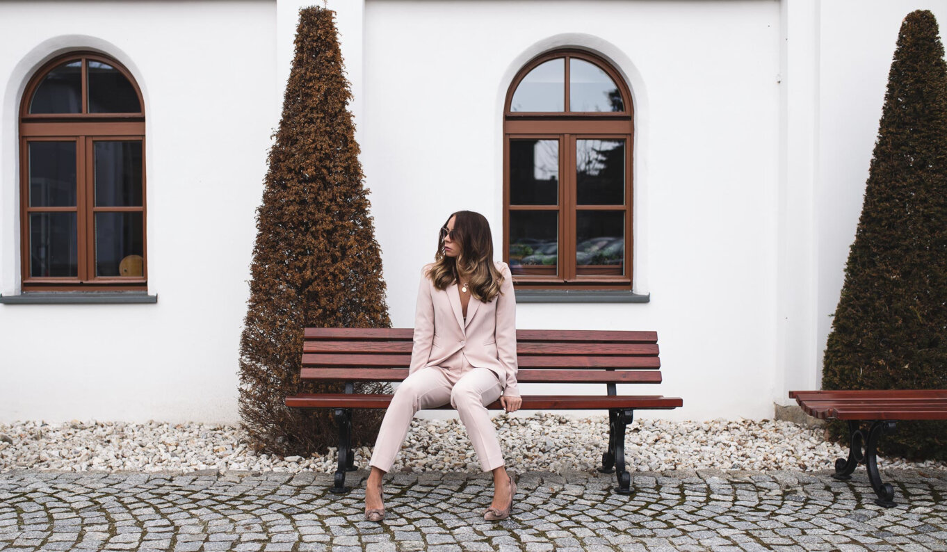 Kostium damski ze spodniami