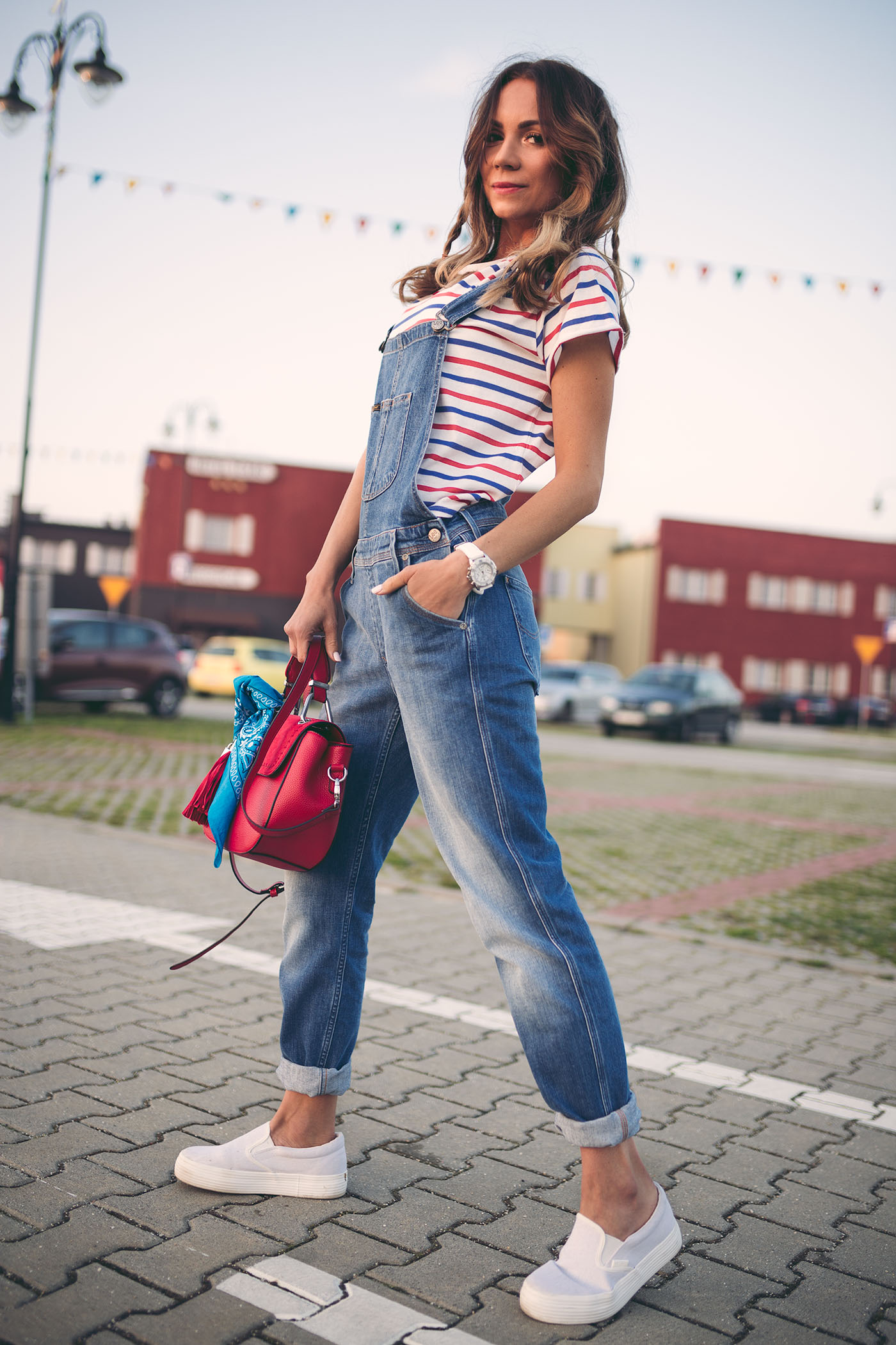 Klasyczne jeansowe ogrodniczki z kolorowym t-shirtem