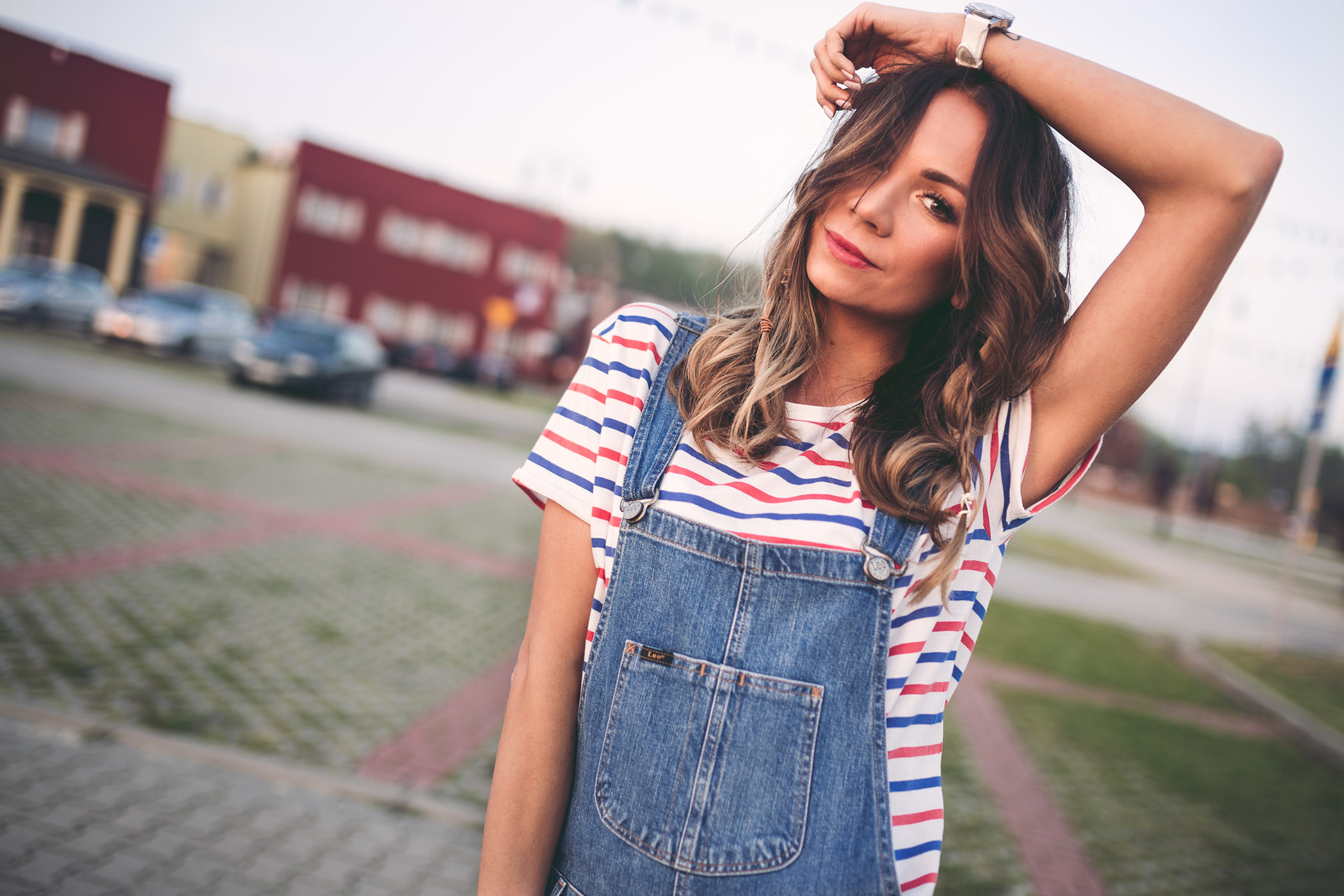 Klapa dżinsowych spodni typu ogrodniczki